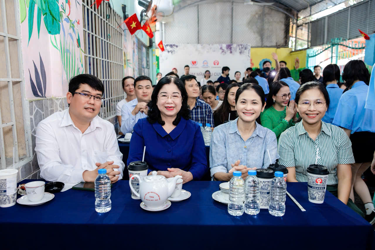 "Ươm mầm nụ cười" trao qu&agrave; cho Trường chuy&ecirc;n biệt khiếm th&iacute;nh Hy Vọng - Ảnh 1.