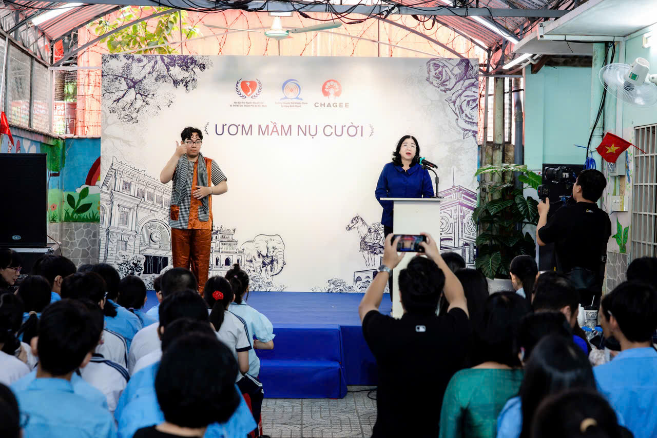 "Ươm mầm nụ cười" trao qu&agrave; cho Trường chuy&ecirc;n biệt khiếm th&iacute;nh Hy Vọng - Ảnh 2.