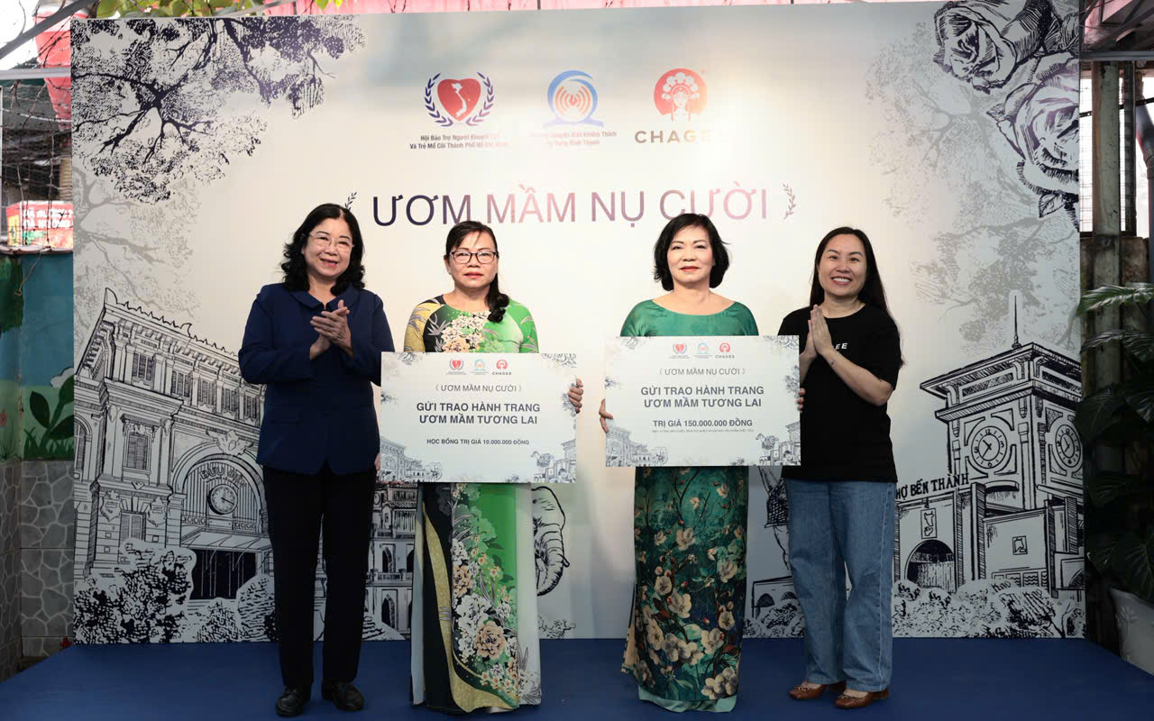 "Ươm mầm nụ cười" trao quà cho Trường chuyên biệt khiếm thính Hy Vọng