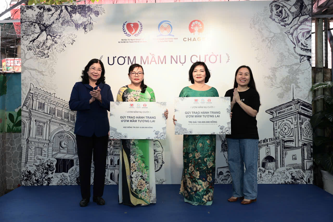 "Ươm mầm nụ cười" trao qu&agrave; cho Trường chuy&ecirc;n biệt khiếm th&iacute;nh Hy Vọng - Ảnh 3.