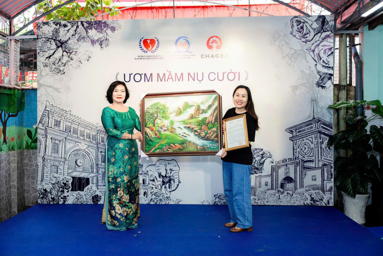"Ươm mầm nụ cười" trao qu&agrave; cho Trường chuy&ecirc;n biệt khiếm th&iacute;nh Hy Vọng - Ảnh 4.