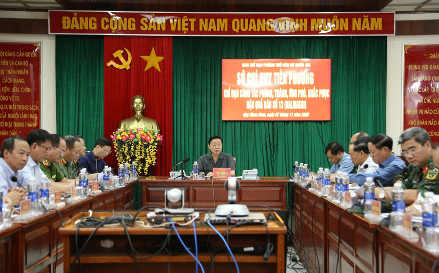 B&atilde;o số 13 khiến 5 người chết, 6 người bị thương, h&agrave;ng ng&agrave;n ng&ocirc;i nh&agrave; bị sập - Ảnh 2.