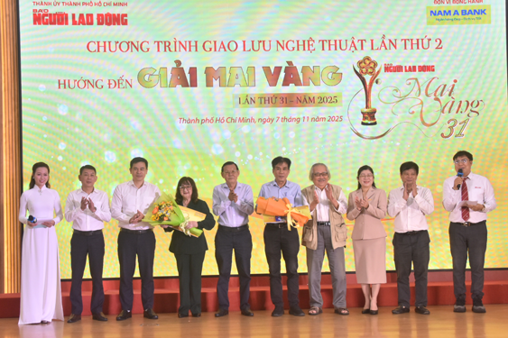 Nghệ sĩ Trang Bích Liễu và nhà thơ Lê Minh Quốc nhận "Mai Vàng nhân ái", "Mai Vàng tri ân" - Ảnh 1.