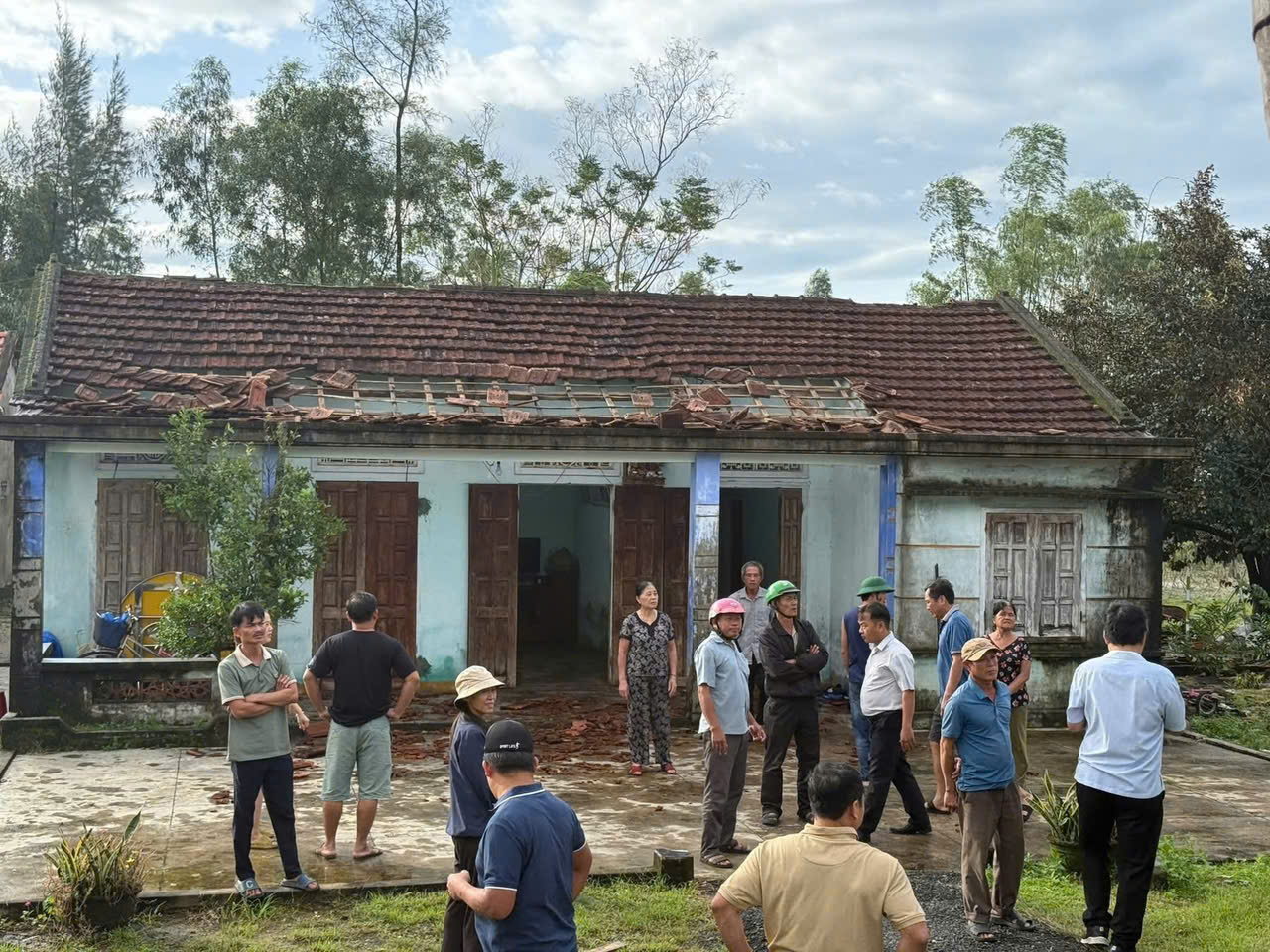 Bão số 13 gây thiệt hại nặng ở phía Nam Đà Nẵng, hàng chục ngôi nhà tốc mái - Ảnh 11.