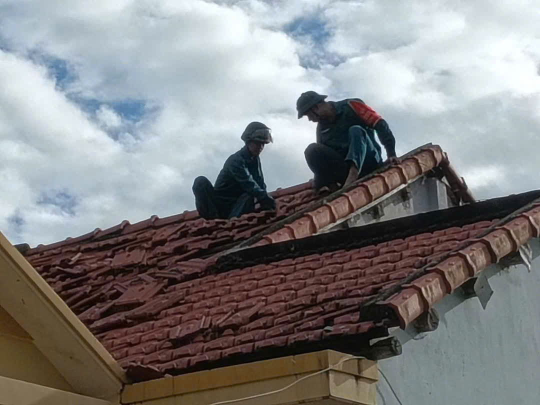 Bão số 13 gây thiệt hại nặng ở phía Nam Đà Nẵng, hàng chục ngôi nhà tốc mái - Ảnh 3.