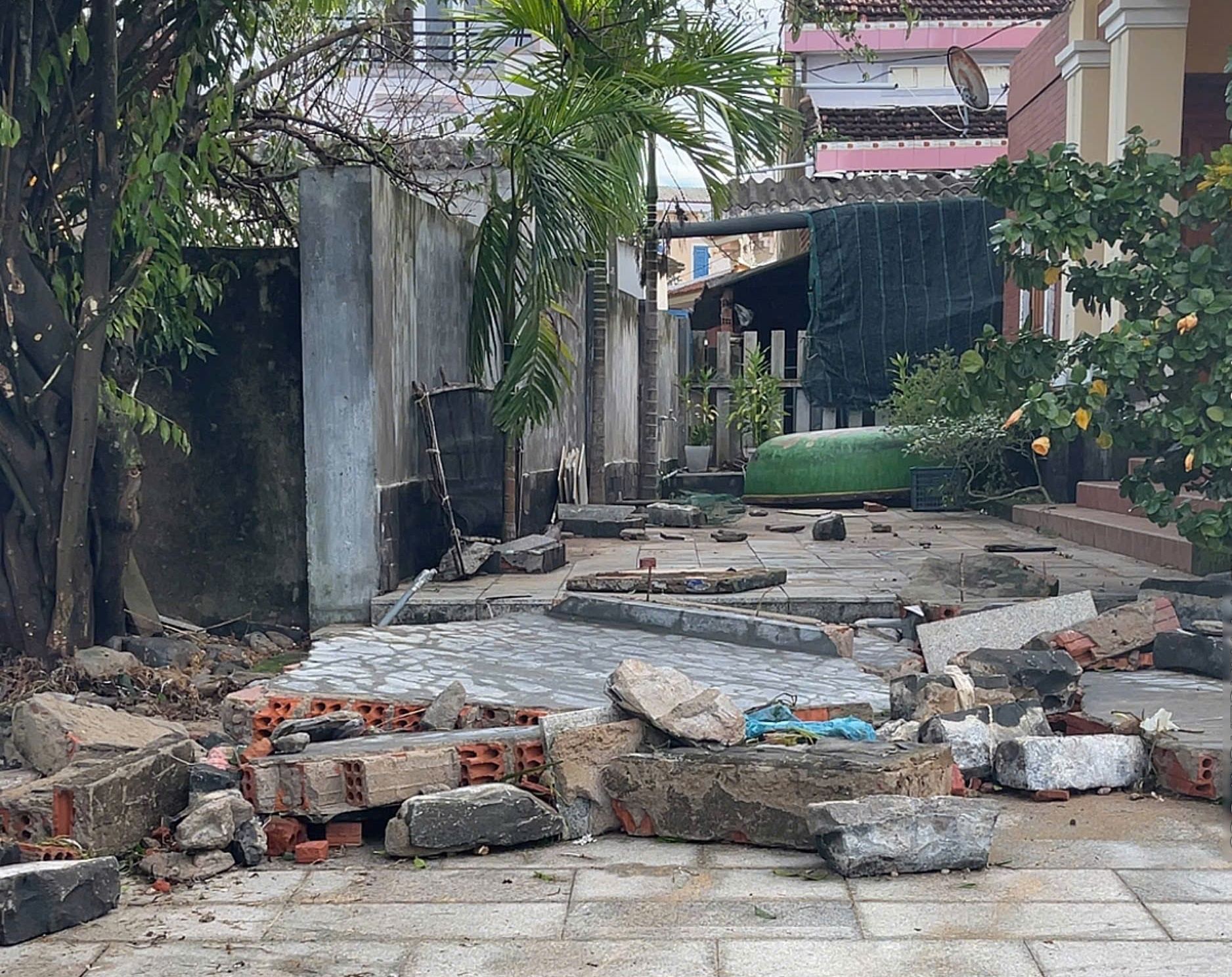 H&igrave;nh ảnh Quảng Ng&atilde;i "tan n&aacute;t" do b&atilde;o số 13 Kalmaegi kết hợp triều cường kỷ lục - Ảnh 4.