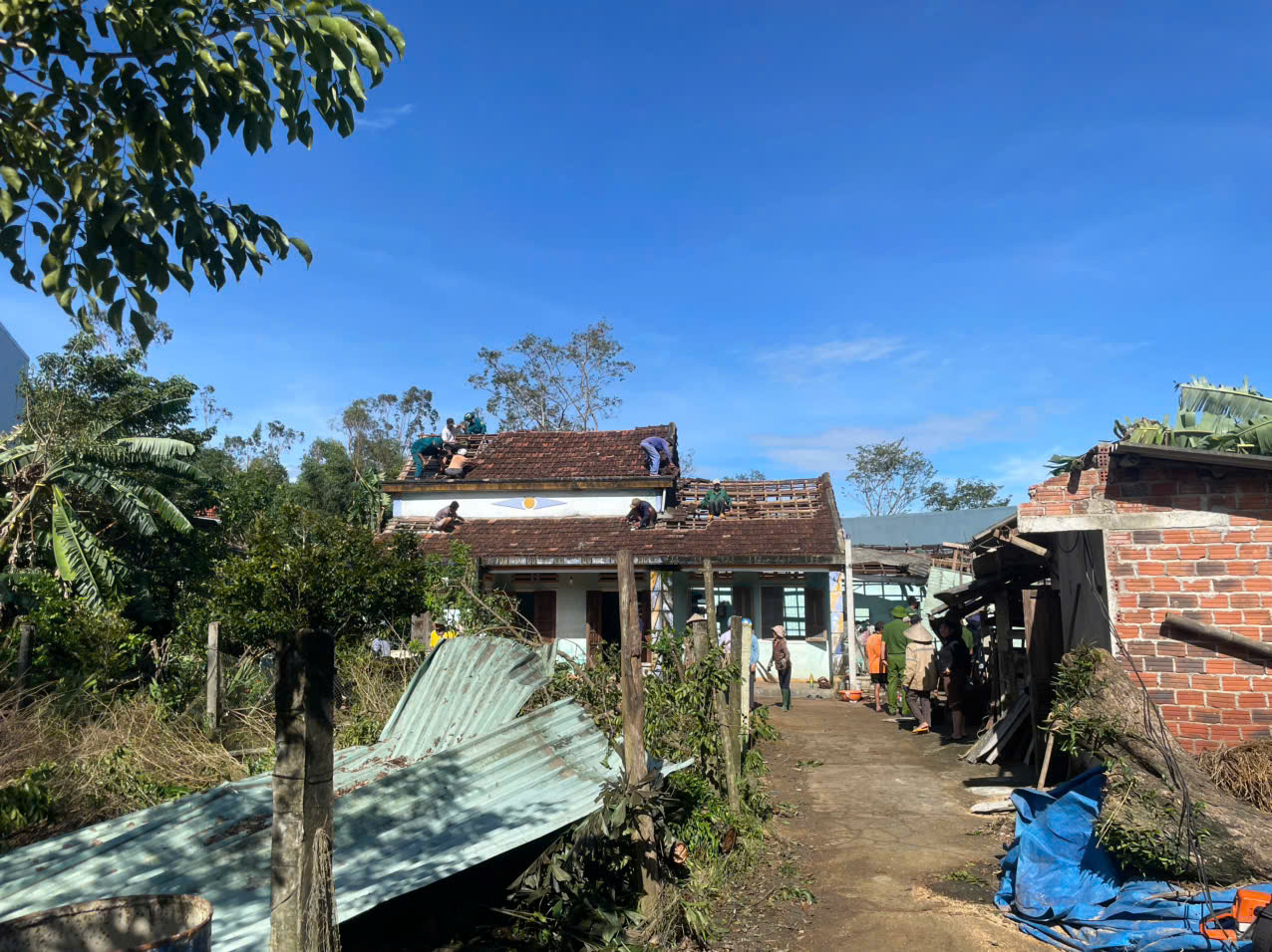 Bão số 13 gây thiệt hại nặng ở phía Nam Đà Nẵng, hàng chục ngôi nhà tốc mái - Ảnh 2.