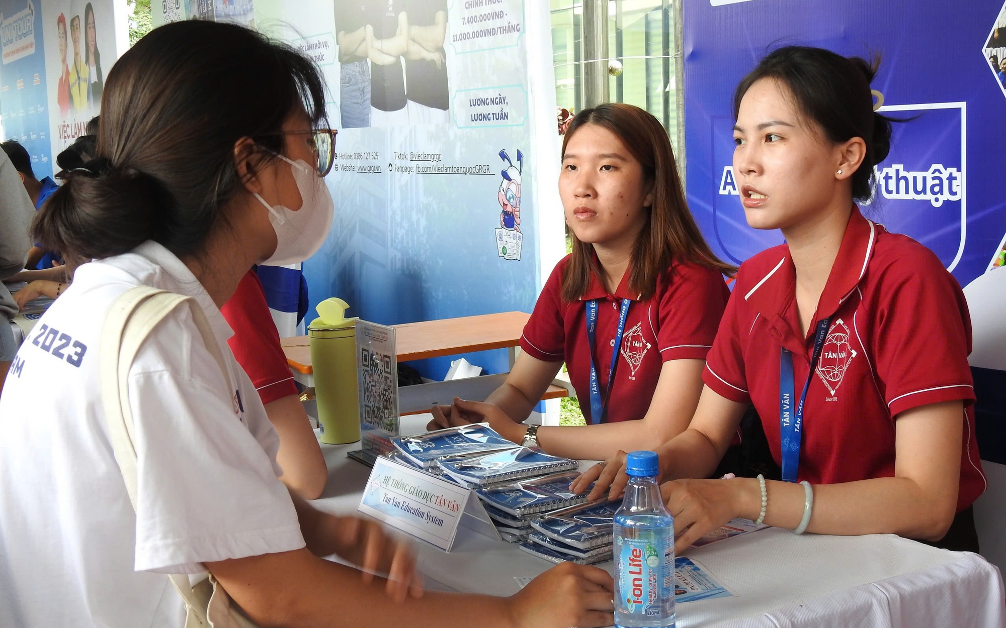 Sinh viên chen chân săn việc tại Ngày hội việc làm 2025