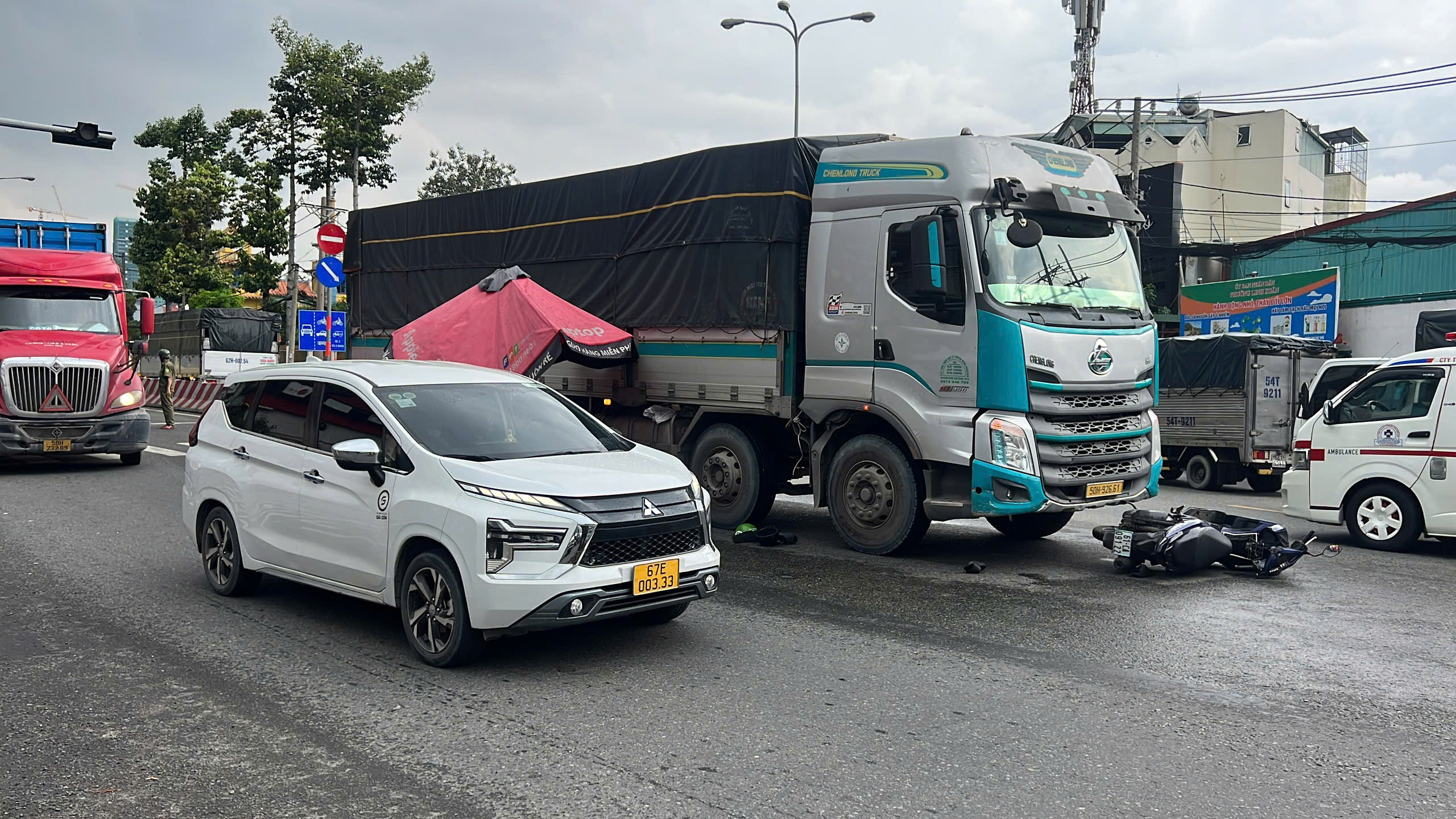 Nữ sinh vi&ecirc;n gặp tai nạn nghi&ecirc;m trọng ngay ng&atilde; ba ở TP HCM - Ảnh 1.