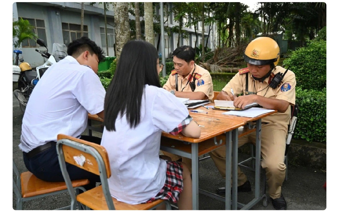 Từ kết quả kiểm tra học sinh vi phạm giao thông của Công an TP HCM: Sở GD-ĐT chỉ đạo khẩn