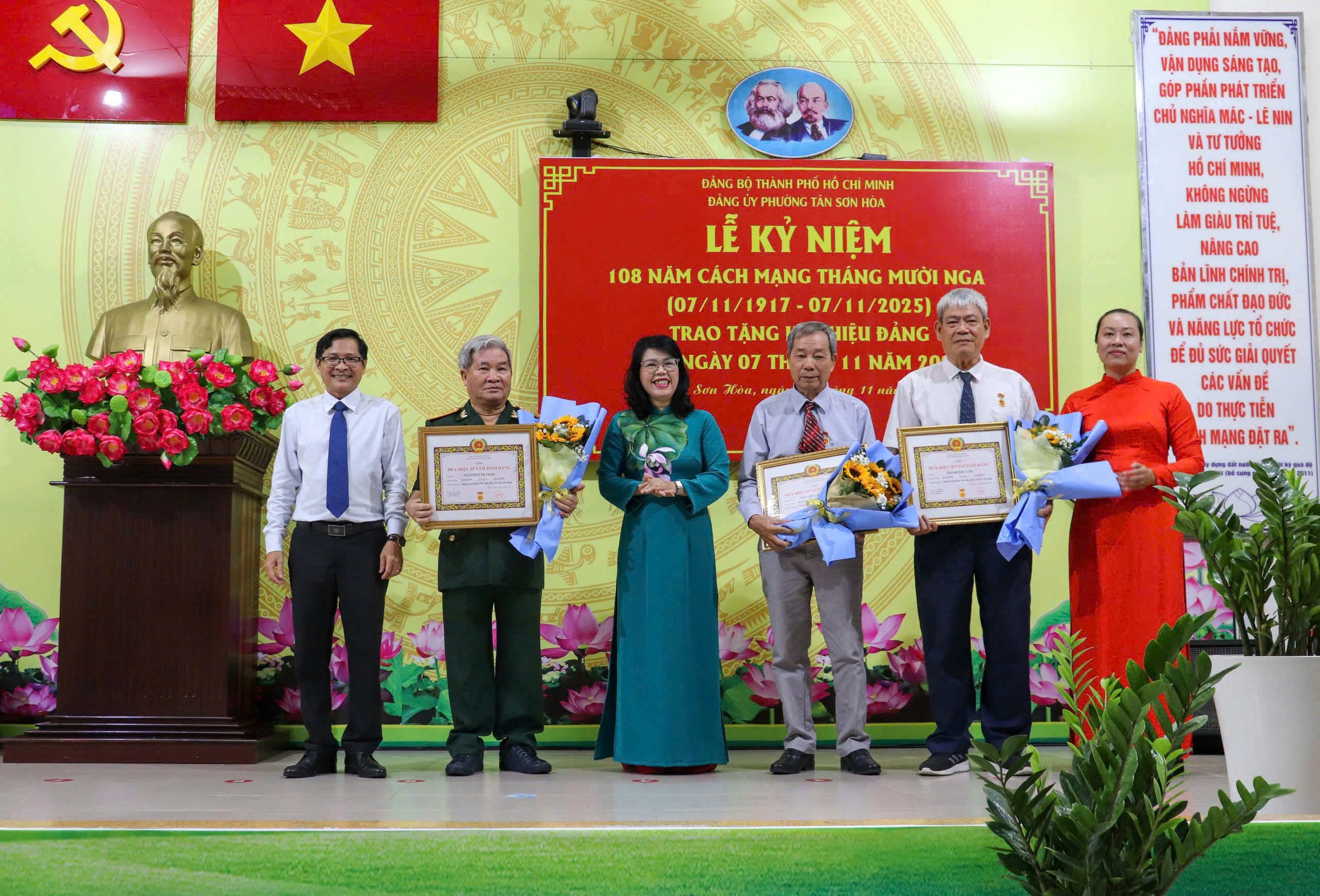 Đảng ủy UBND TP HCM trao Huy hiệu Đảng cho 32 đảng vi&ecirc;n - Ảnh 4.
