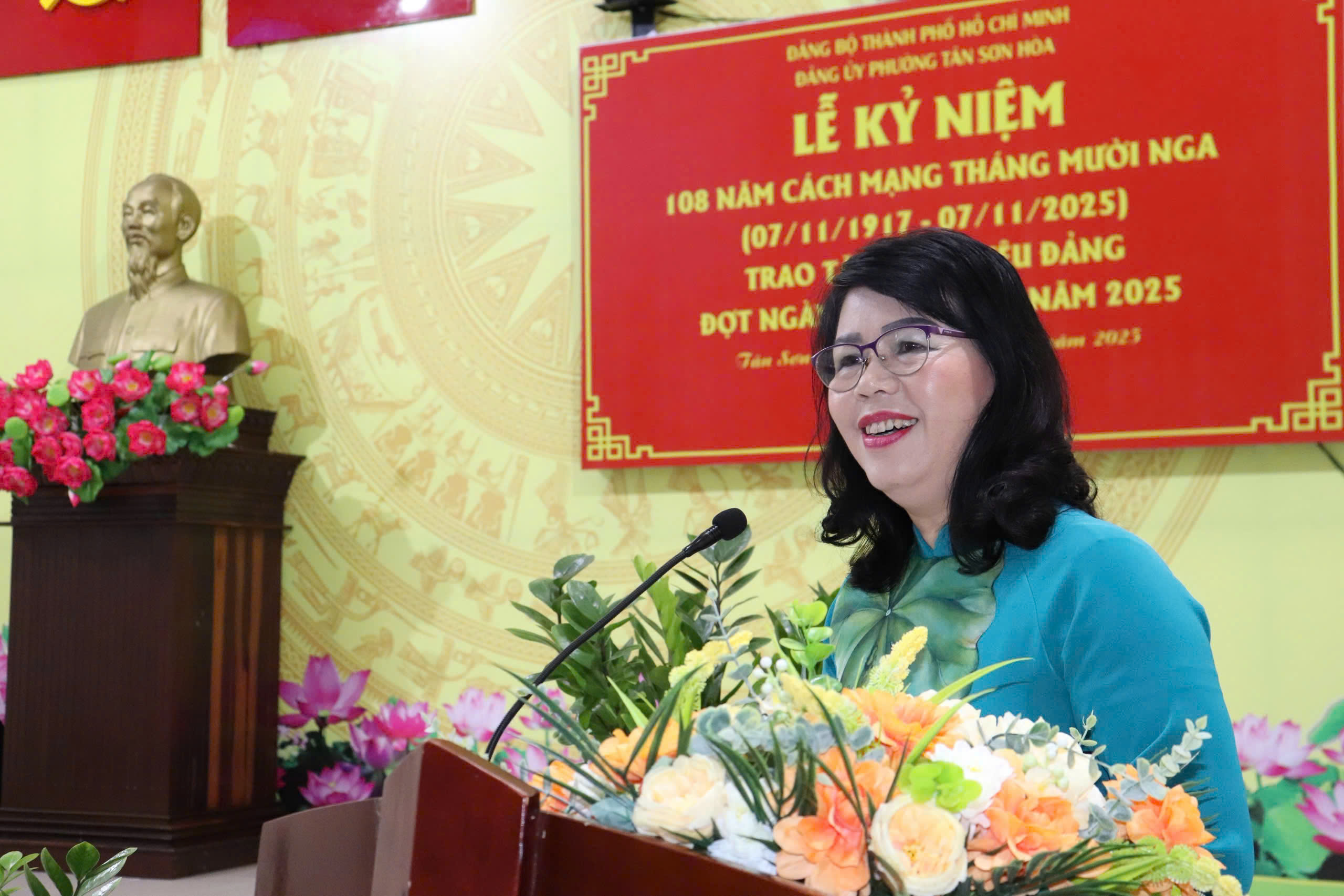 Đảng ủy UBND TP HCM trao Huy hiệu Đảng cho 32 đảng vi&ecirc;n - Ảnh 5.