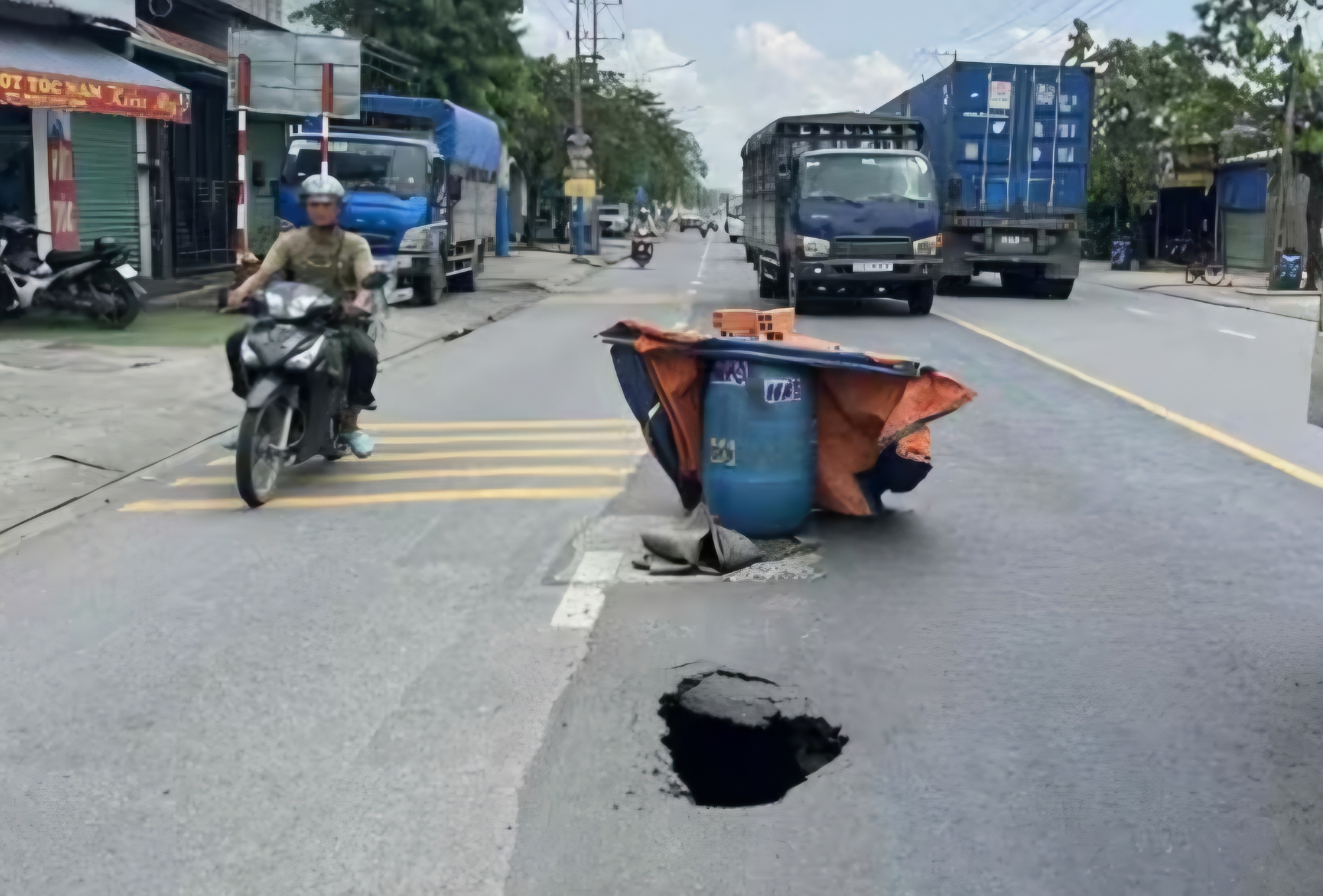 Chiếc hố s&acirc;u 2,5 m&eacute;t xuất hiện, người d&acirc;n 1 phường ở TP HCM liền cảnh b&aacute;o khẩn cấp  - Ảnh 1.