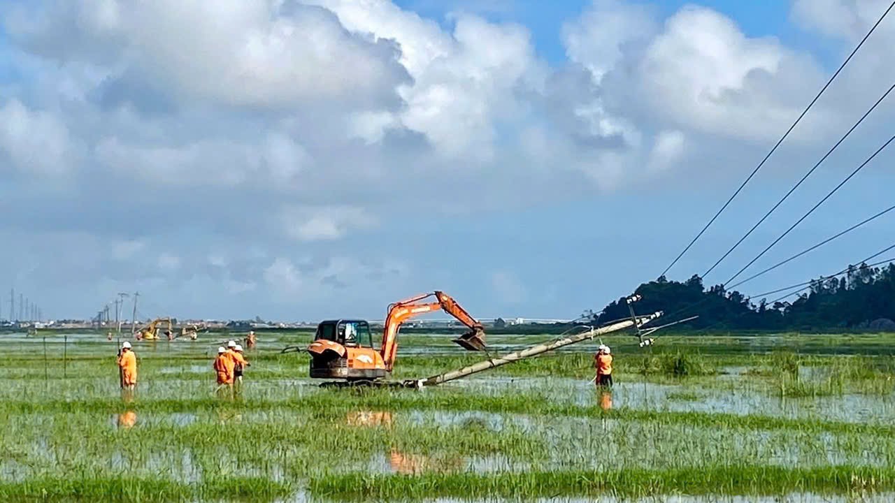EVNCPC: Cấp điện trở lại cho hơn 1,19 triệu kh&aacute;ch h&agrave;ng sau b&atilde;o số 13 Kalmaegi - Ảnh 7.