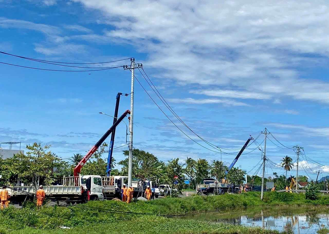 EVNCPC: Cấp điện trở lại cho hơn 1,19 triệu kh&aacute;ch h&agrave;ng sau b&atilde;o số 13 Kalmaegi - Ảnh 3.