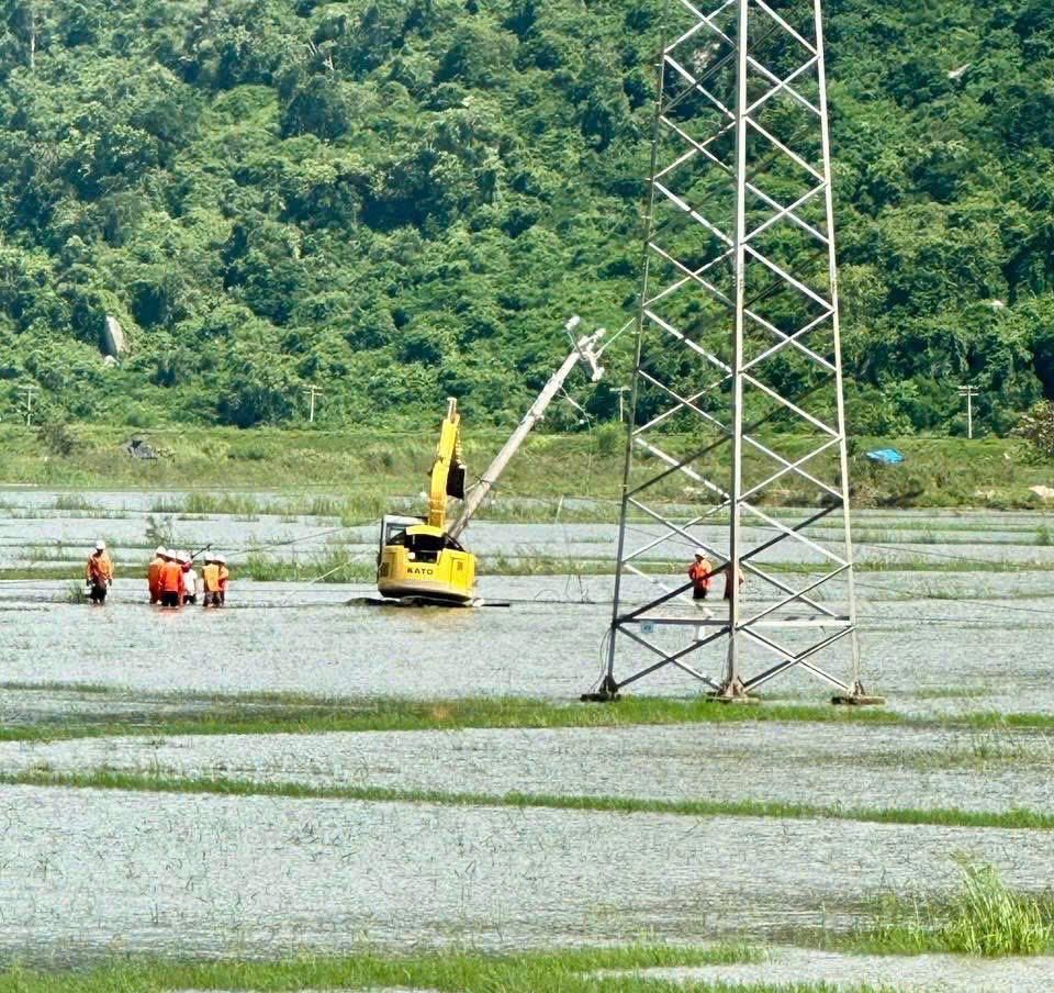 EVNCPC: Cấp điện trở lại cho hơn 1,19 triệu kh&aacute;ch h&agrave;ng sau b&atilde;o số 13 Kalmaegi - Ảnh 4.