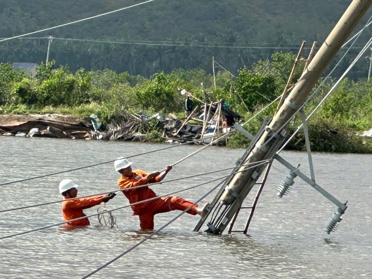 EVNCPC: Cấp điện trở lại cho hơn 1,19 triệu kh&aacute;ch h&agrave;ng sau b&atilde;o số 13 Kalmaegi - Ảnh 6.