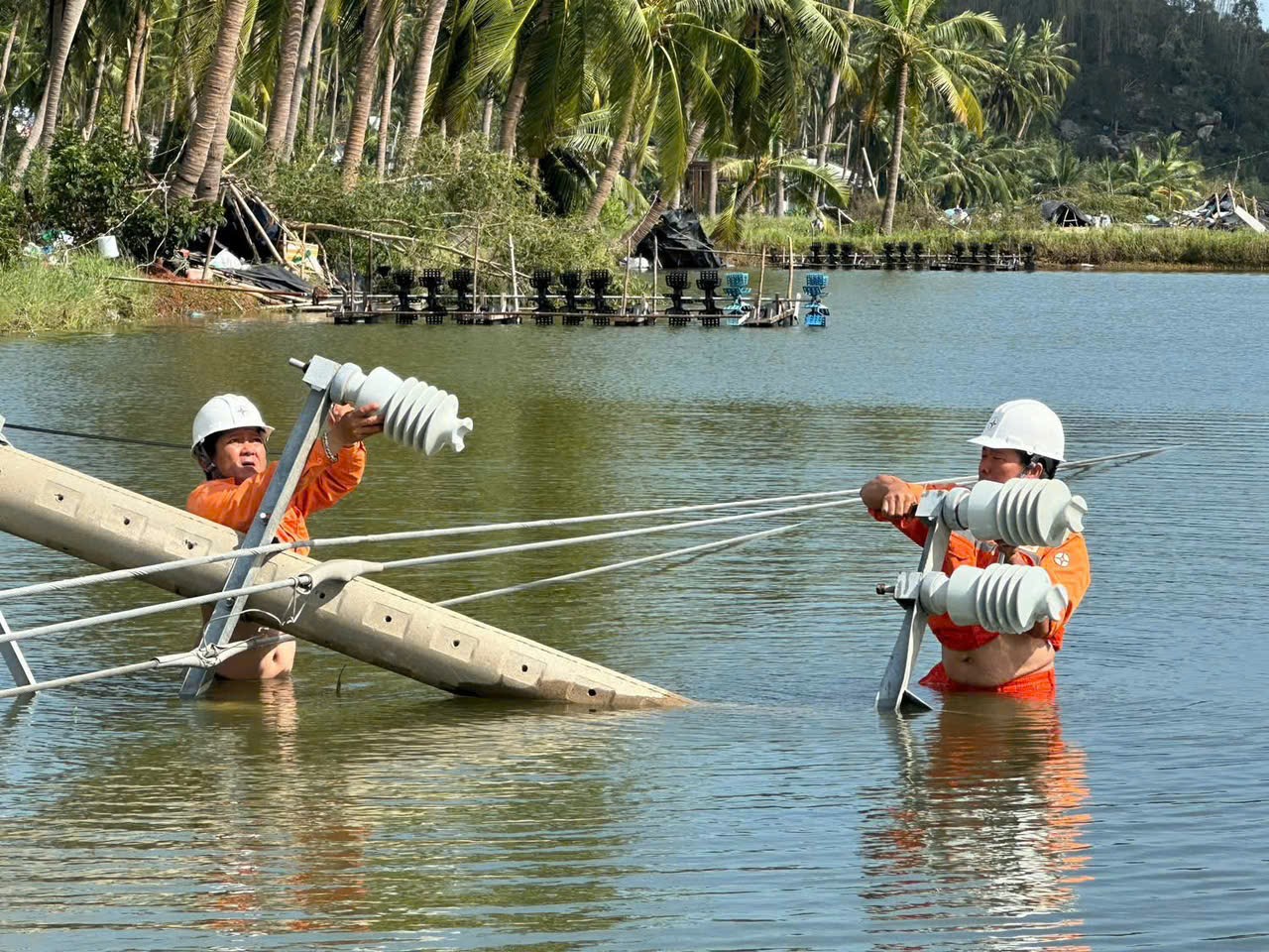 EVNCPC: Cấp điện trở lại cho hơn 1,19 triệu kh&aacute;ch h&agrave;ng sau b&atilde;o số 13 Kalmaegi - Ảnh 1.