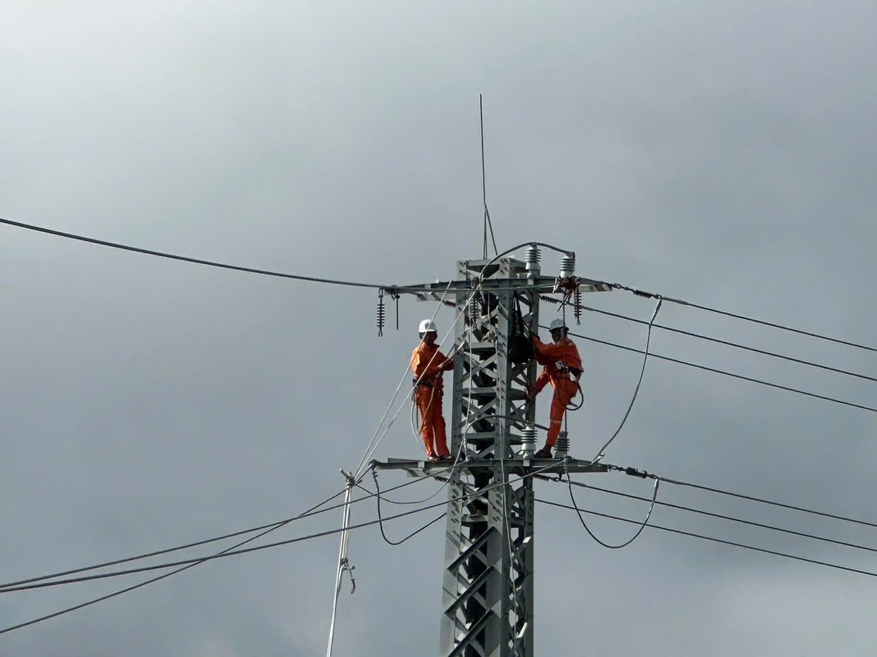 EVNCPC: Cấp điện trở lại cho hơn 1,19 triệu kh&aacute;ch h&agrave;ng sau b&atilde;o số 13 Kalmaegi - Ảnh 8.