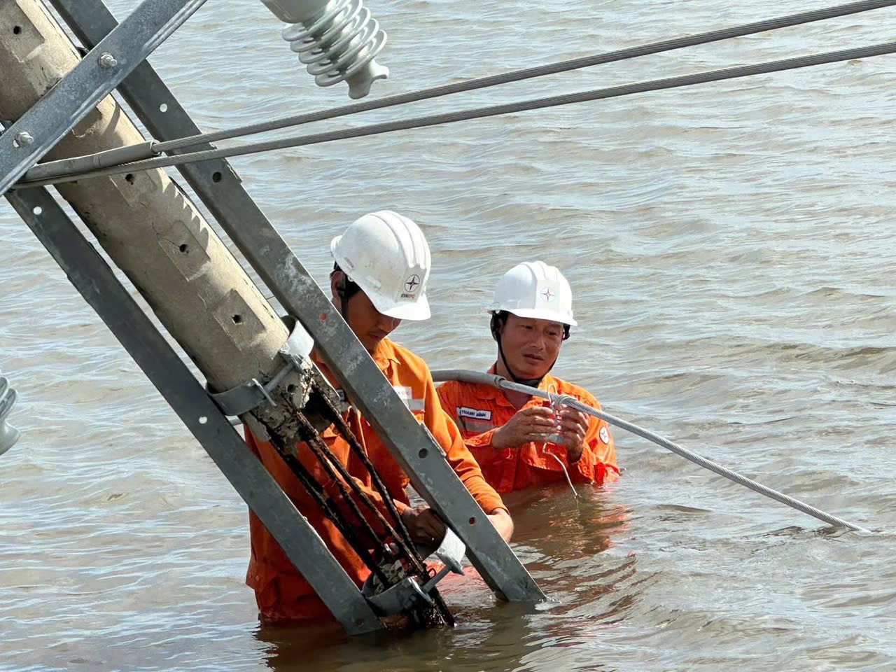 EVNCPC: Cấp điện trở lại cho hơn 1,19 triệu kh&aacute;ch h&agrave;ng sau b&atilde;o số 13 Kalmaegi - Ảnh 5.