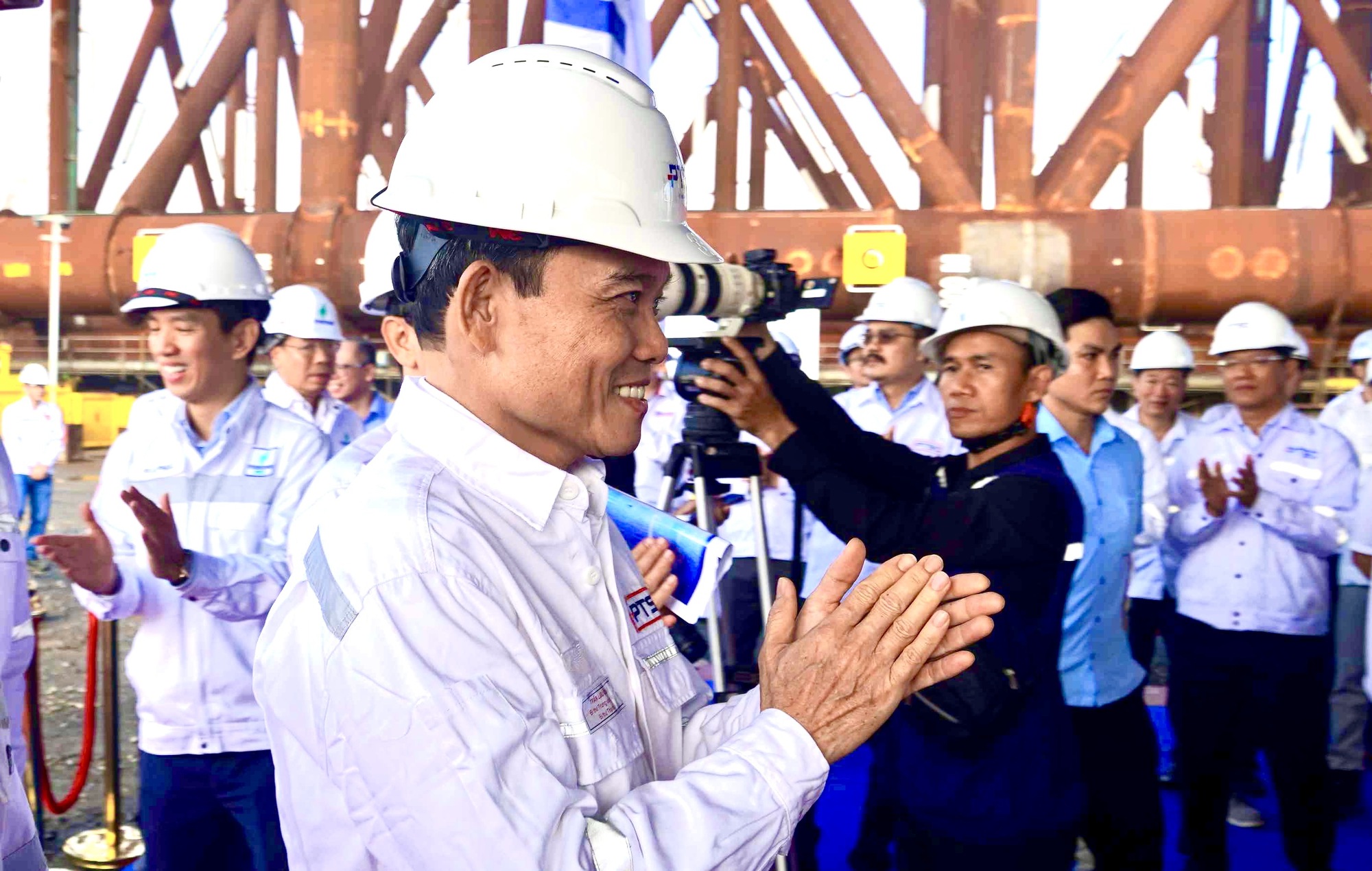 B&iacute; thư Th&agrave;nh ủy TP HCM Trần Lưu Quang dự lễ hạ thủy v&agrave; gắn biển c&ocirc;ng tr&igrave;nh tại Petrovietnam - Ảnh 2.
