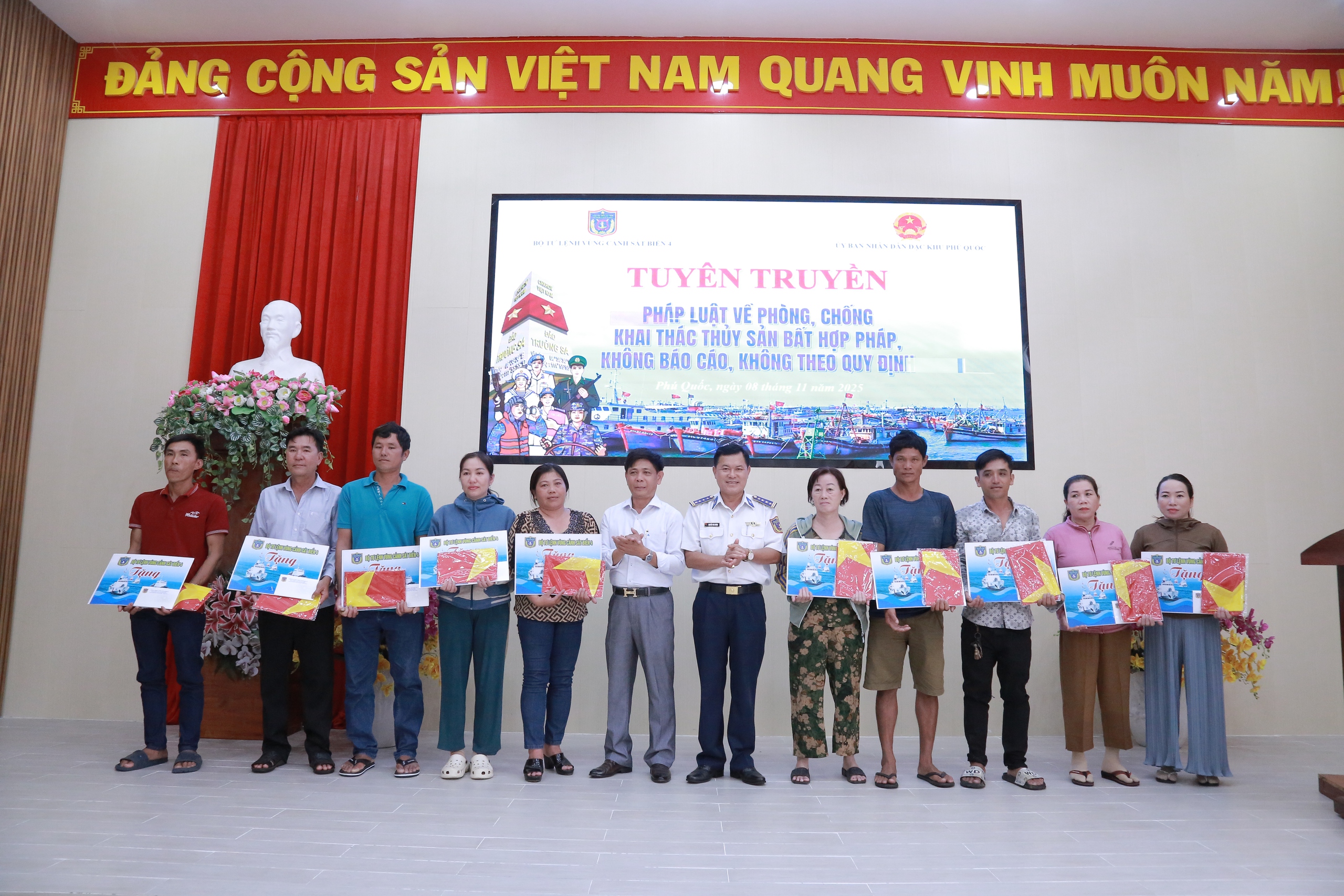Trao cờ Tổ quốc và ảnh Bác tại sự kiện quan trọng ở Phú Quốc - Ảnh 4.