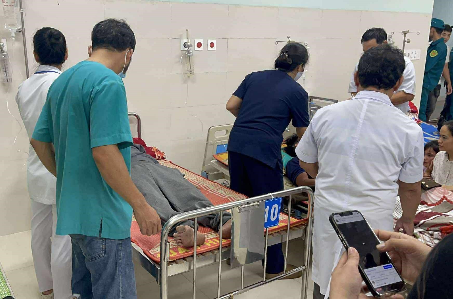 Hàng trăm người đón 3 người Lý Sơn sống sót kỳ diệu sau 2 ngày trên biển - Ảnh 2.