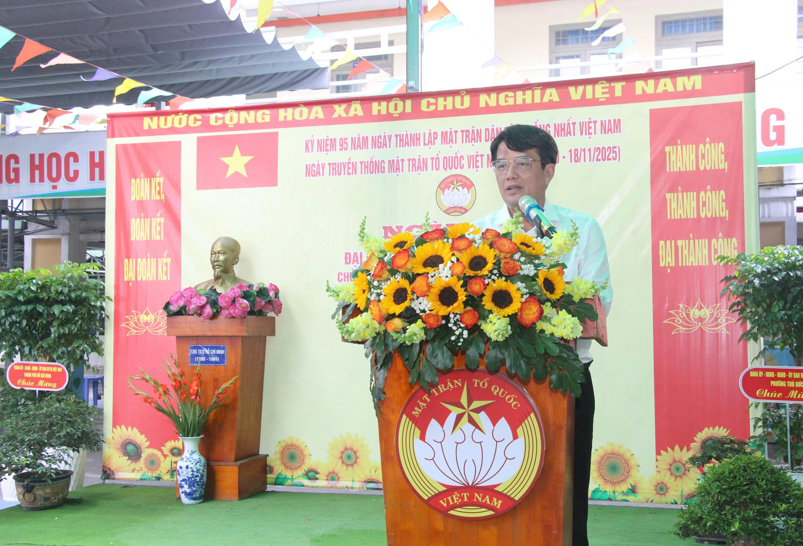 Chủ tịch LĐLĐ TP HCM dự Ng&agrave;y hội đại đo&agrave;n kết phường Thủ Đức - Ảnh 1.