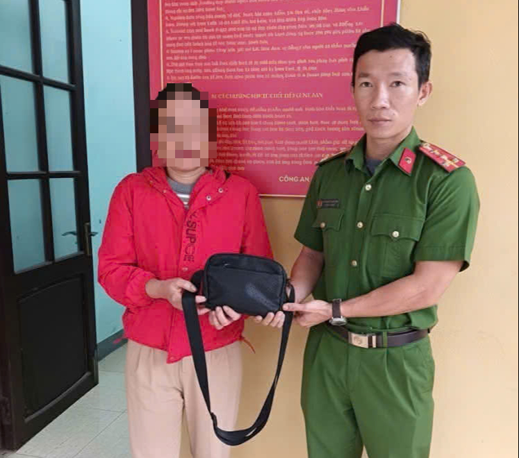 Tìm người đánh rơi túi xách màu đen chứa trang sức và tiền mặt tại Quảng Trị - Ảnh 1.