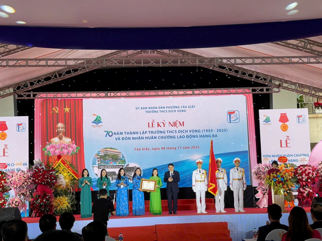 Thứ trưởng L&ecirc; Qu&acirc;n mong c&aacute;c học sinh nu&ocirc;i dưỡng kh&aacute;t vọng cống hiến - Ảnh 2.
