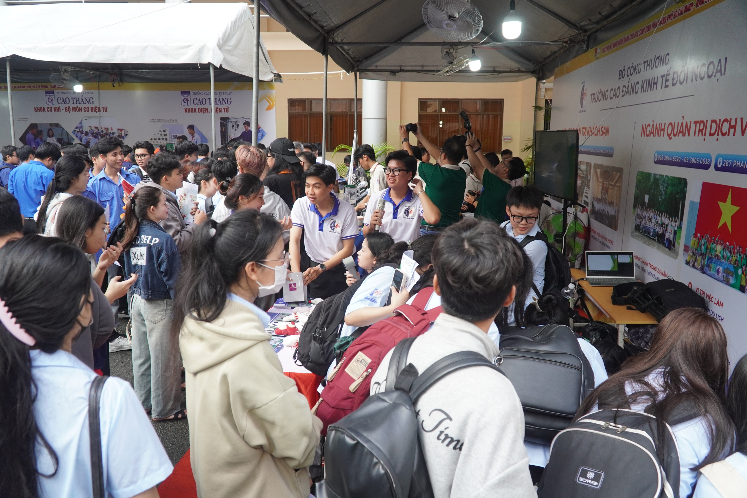 Học sinh, sinh vi&ecirc;n kh&aacute;m ph&aacute; robot, trải nghiệm l&agrave;m đẹp tại ng&agrave;y hội kỹ năng nghề - Ảnh 4.