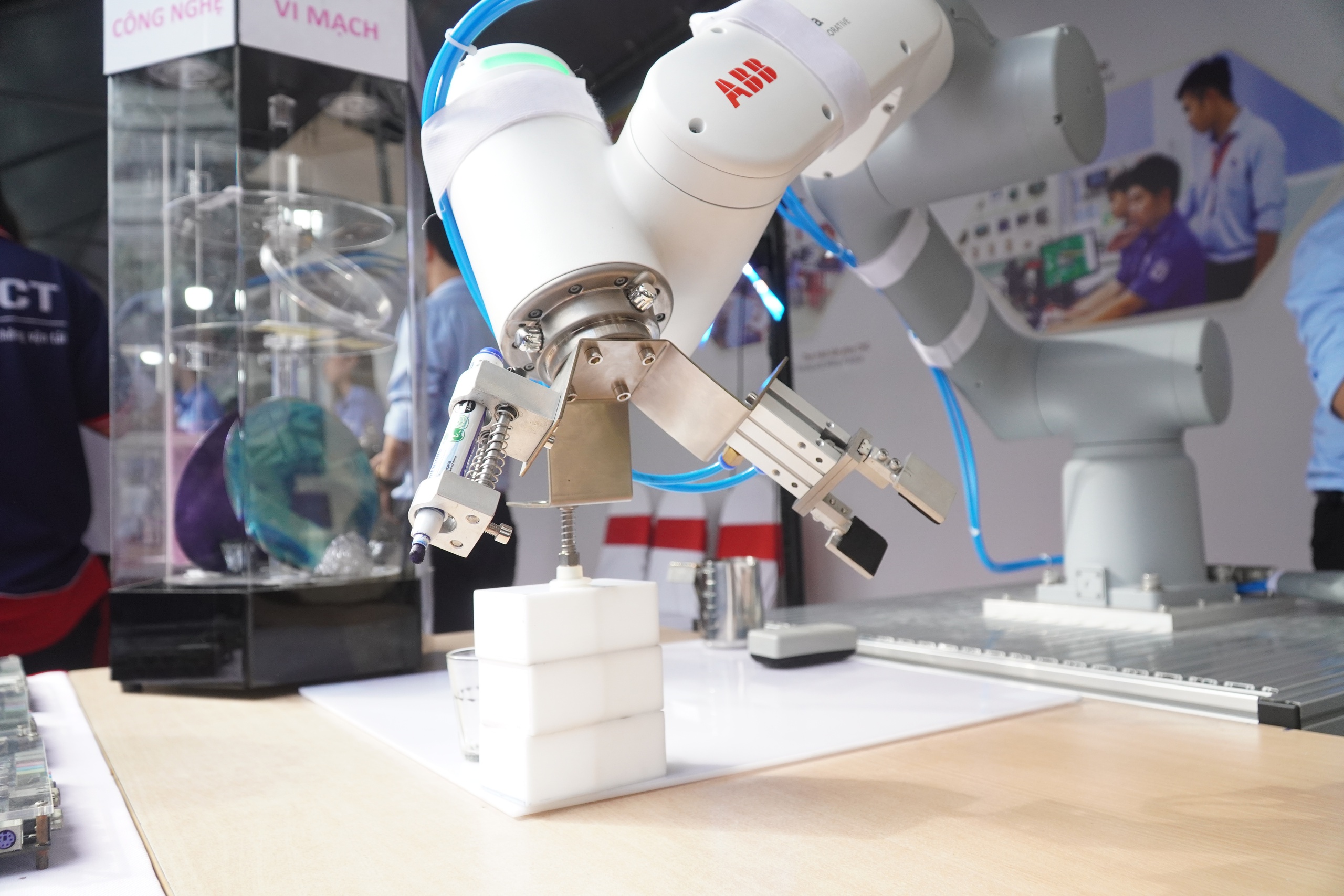 Học sinh, sinh vi&ecirc;n kh&aacute;m ph&aacute; robot, trải nghiệm l&agrave;m đẹp tại ng&agrave;y hội kỹ năng nghề - Ảnh 7.