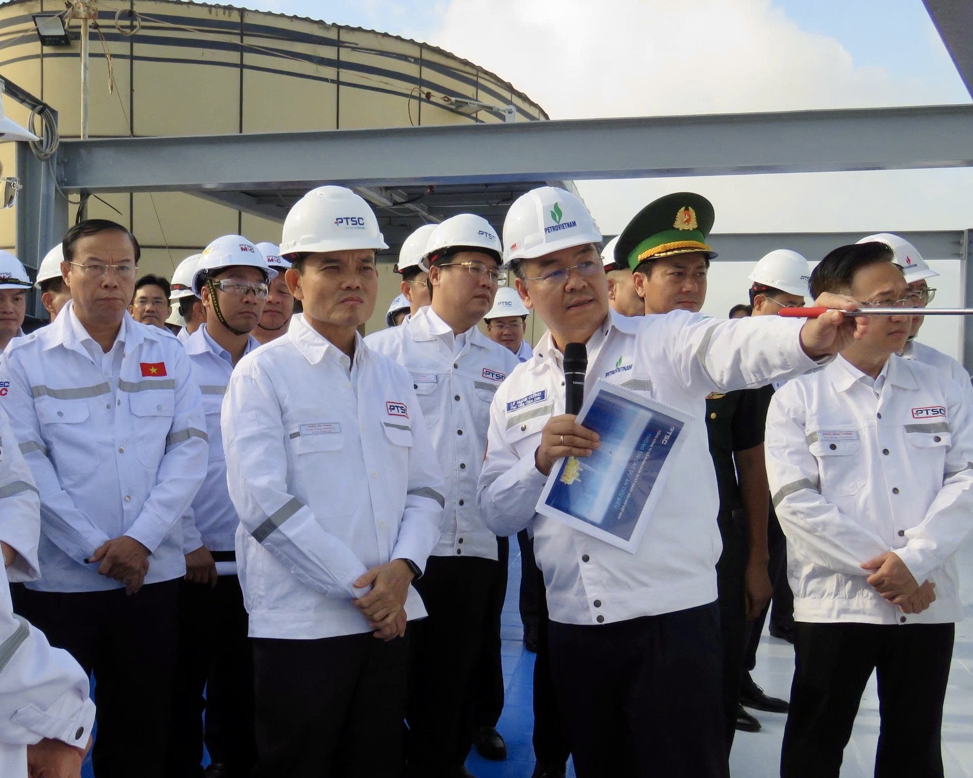 B&iacute; thư Th&agrave;nh ủy TP HCM Trần Lưu Quang dự lễ hạ thủy v&agrave; gắn biển c&ocirc;ng tr&igrave;nh tại Petrovietnam - Ảnh 1.