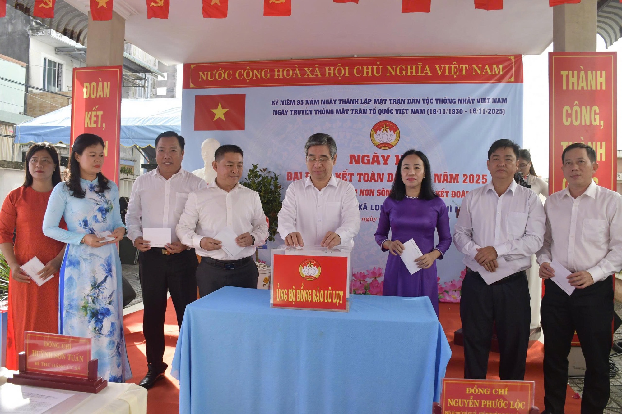Ph&oacute; B&iacute; thư Th&agrave;nh ủy TP HCM Nguyễn Phước Lộc dự ng&agrave;y hội Đại đo&agrave;n kết tại x&atilde; Long Hải - Ảnh 2.