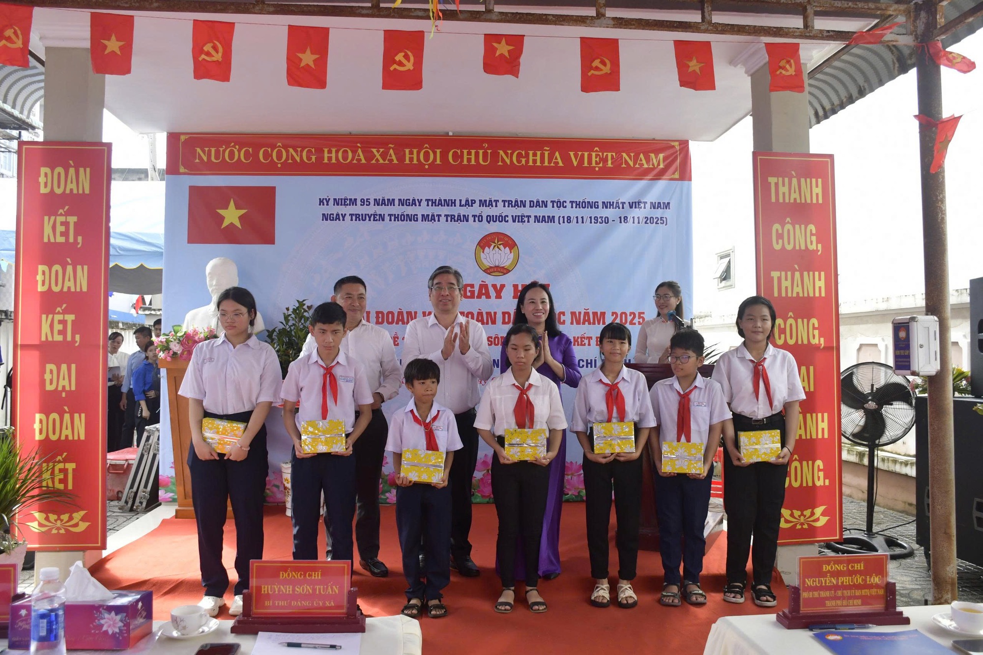 Ph&oacute; B&iacute; thư Th&agrave;nh ủy TP HCM Nguyễn Phước Lộc dự ng&agrave;y hội Đại đo&agrave;n kết tại x&atilde; Long Hải - Ảnh 1.
