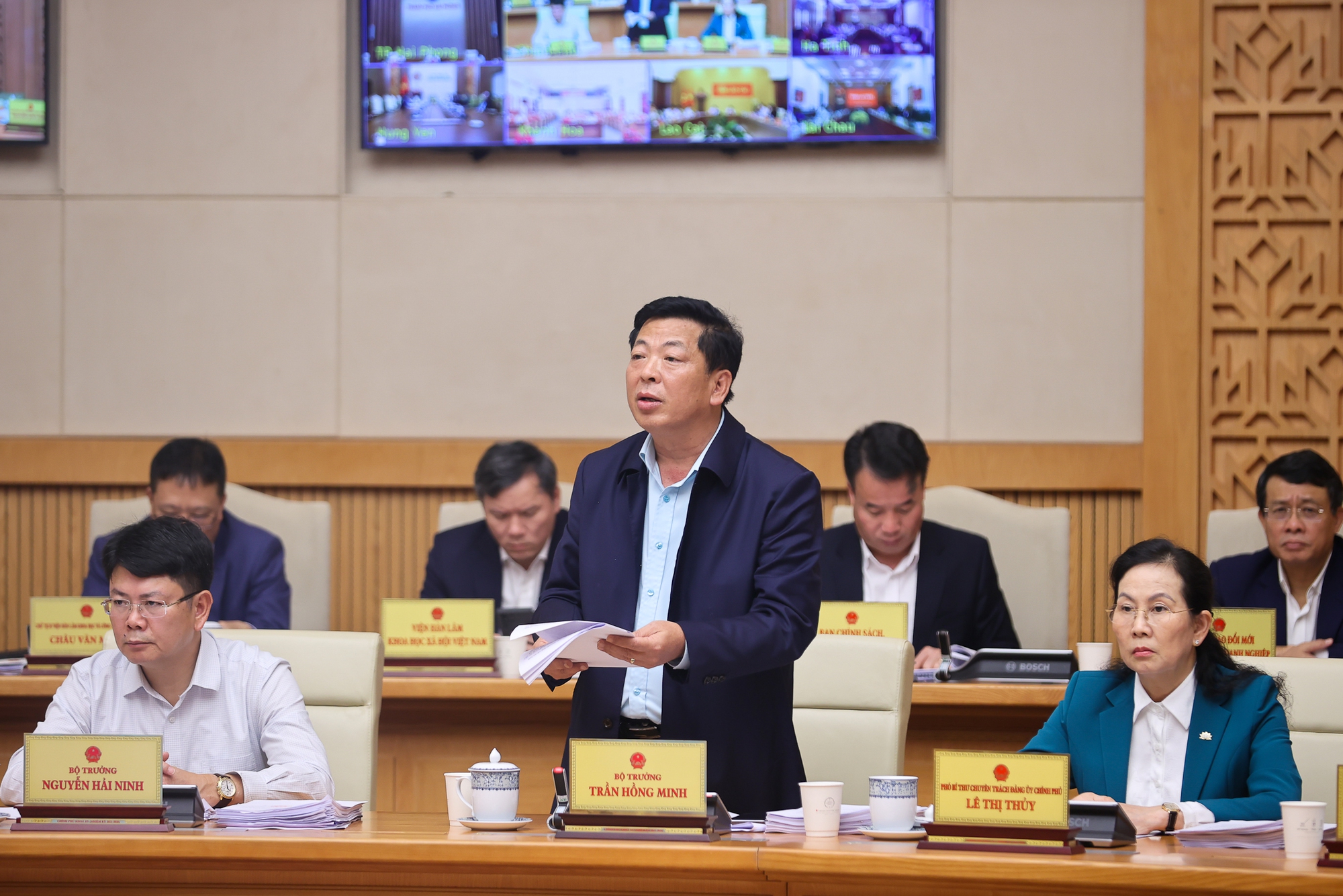 Bộ trưởng Trần Hồng Minh cảnh b&aacute;o t&igrave;nh trạng ch&ecirc;nh gi&aacute; nh&agrave; ở x&atilde; hội l&ecirc;n đến 500 triệu đồng - Ảnh 1.