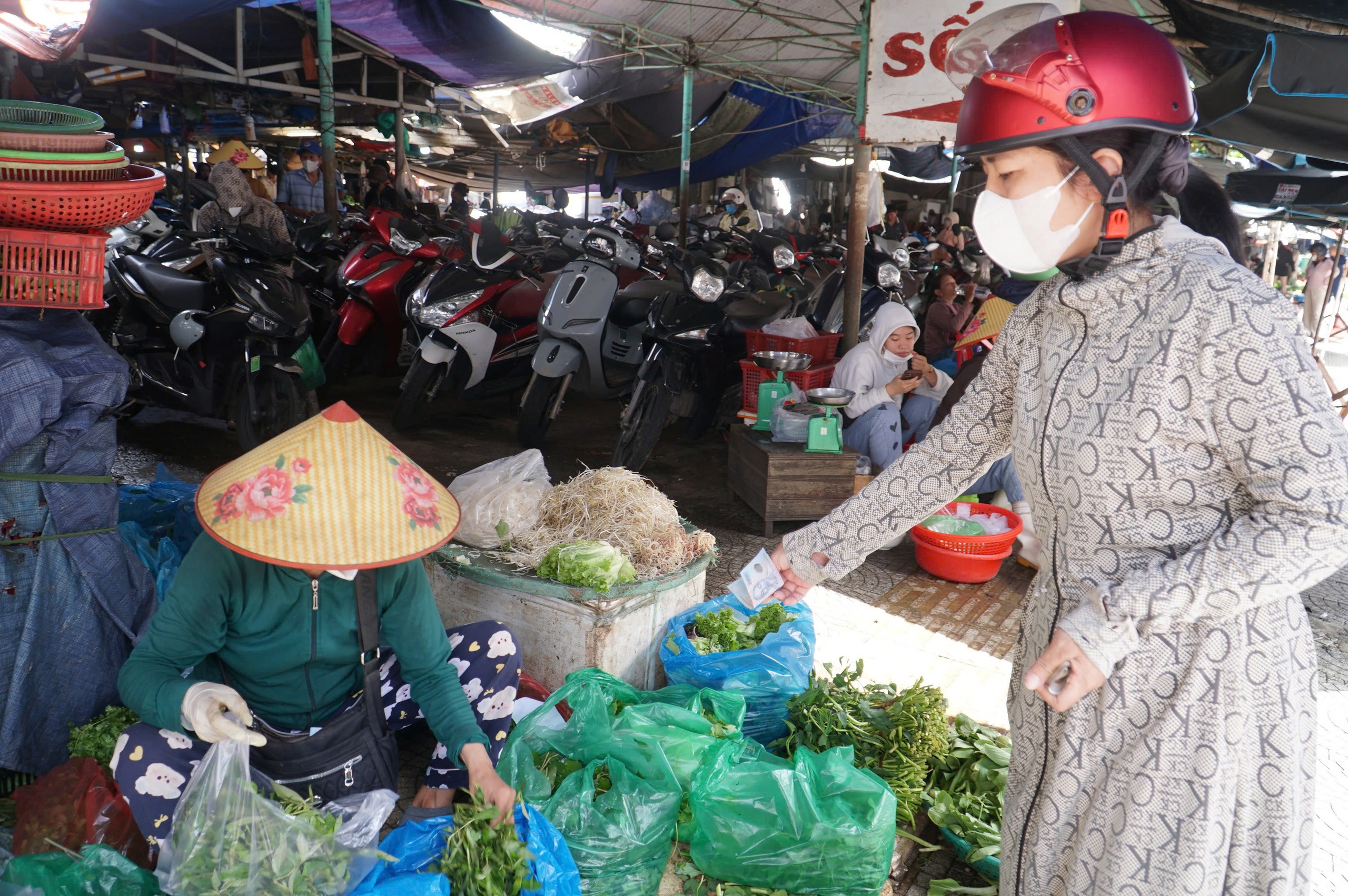 Gi&aacute; rau xanh tại Đ&agrave; Nẵng tăng gấp 2 - 3 lần sau mưa lũ , nguồn cung khan hiếm - Ảnh 4.