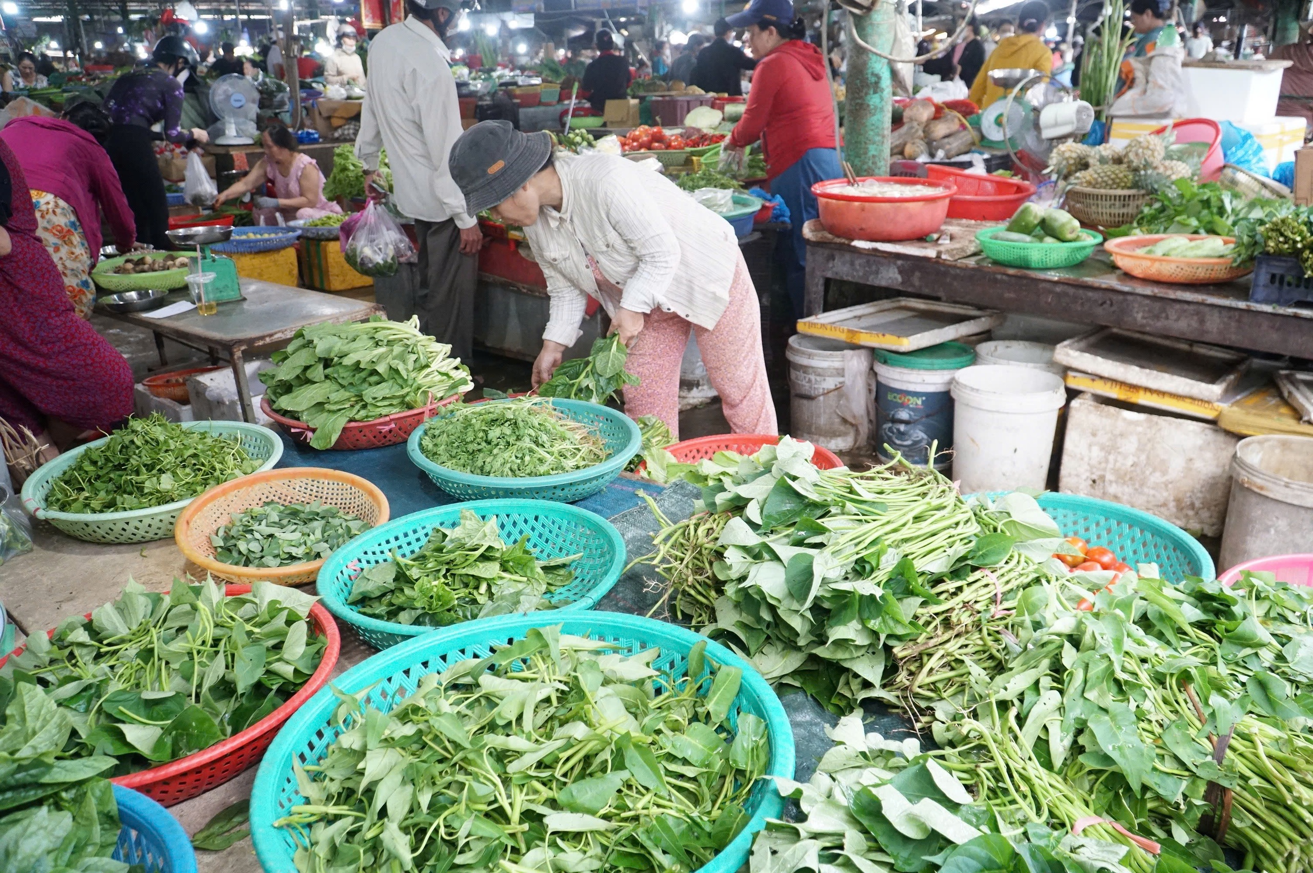 Gi&aacute; rau xanh tại Đ&agrave; Nẵng tăng gấp 2 - 3 lần sau mưa lũ , nguồn cung khan hiếm - Ảnh 2.