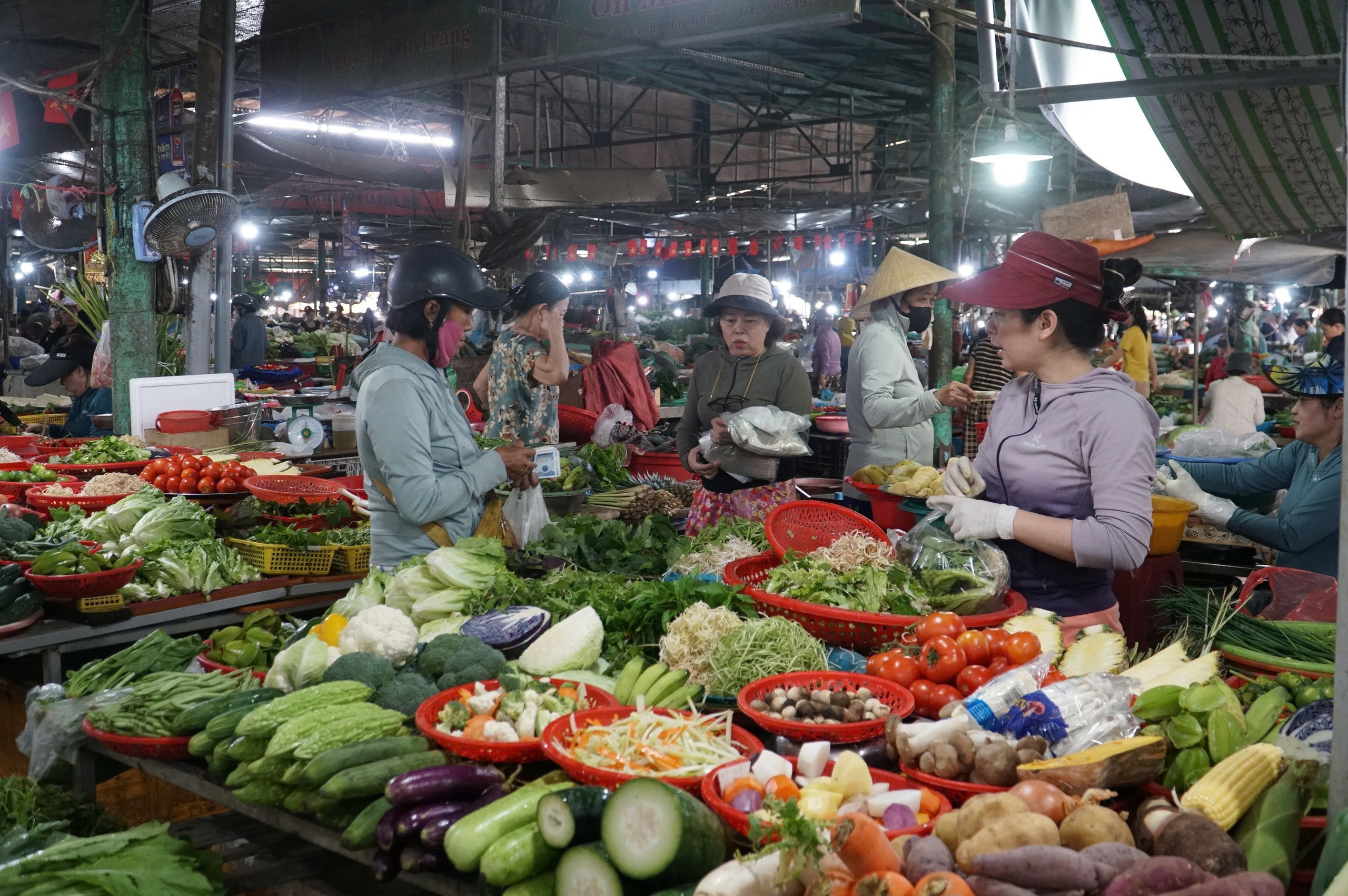 Gi&aacute; rau xanh tại Đ&agrave; Nẵng tăng gấp 2 - 3 lần sau mưa lũ , nguồn cung khan hiếm - Ảnh 3.