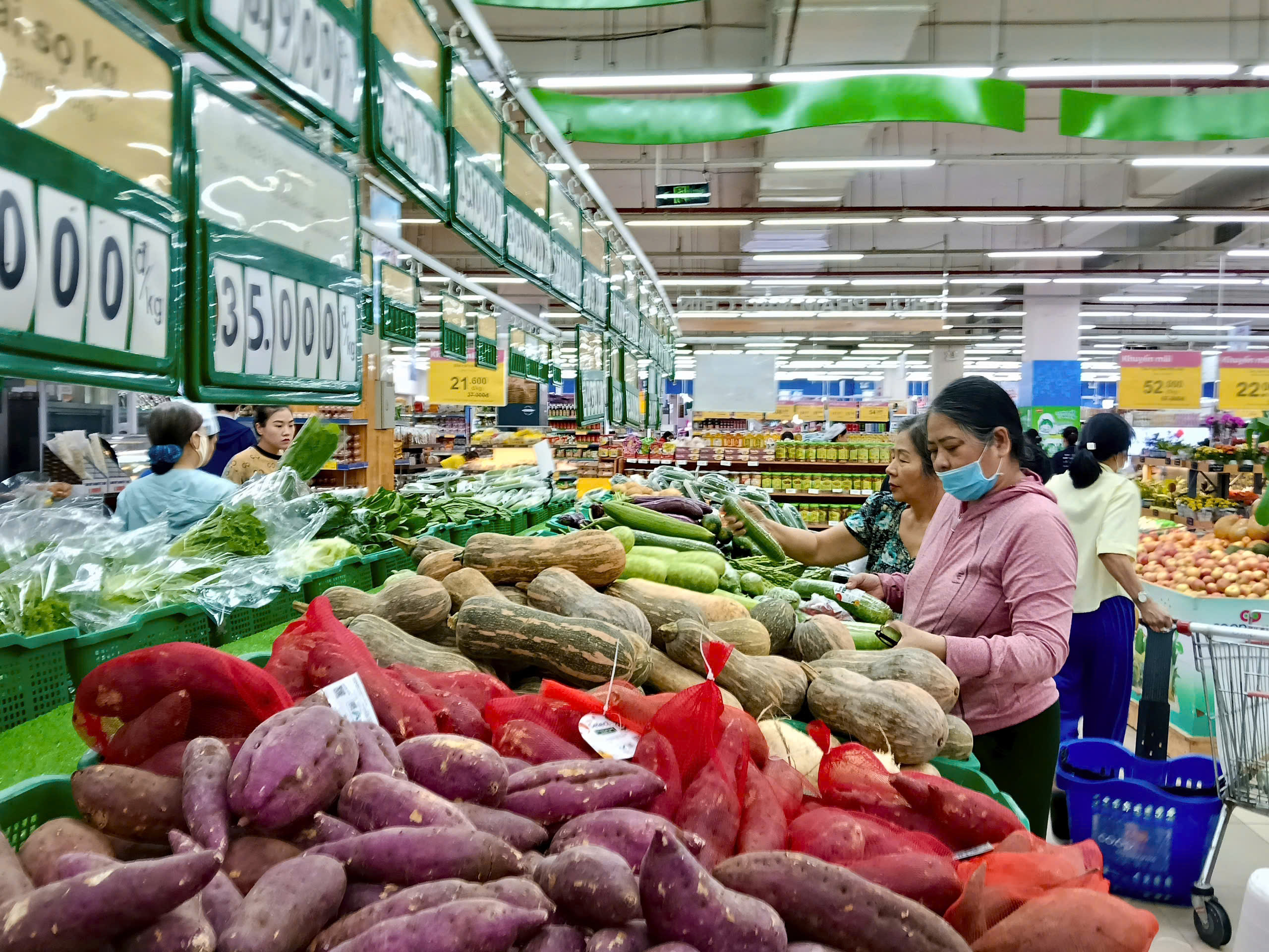 Gi&aacute; rau xanh tại Đ&agrave; Nẵng tăng gấp 2 - 3 lần sau mưa lũ , nguồn cung khan hiếm - Ảnh 5.