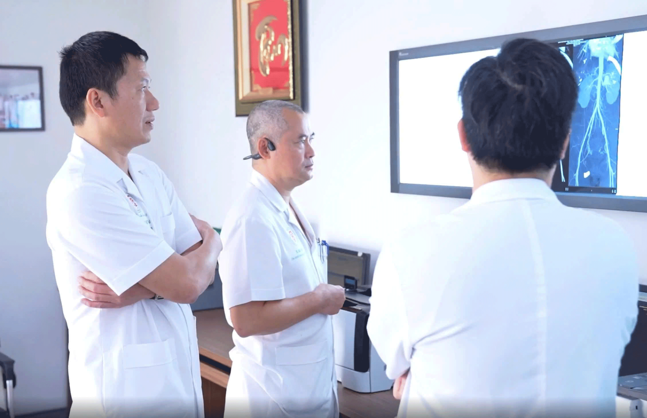 Hai b&aacute;c sĩ c&ugrave;ng t&ecirc;n v&agrave; ca mổ lịch sử - Ảnh 2.