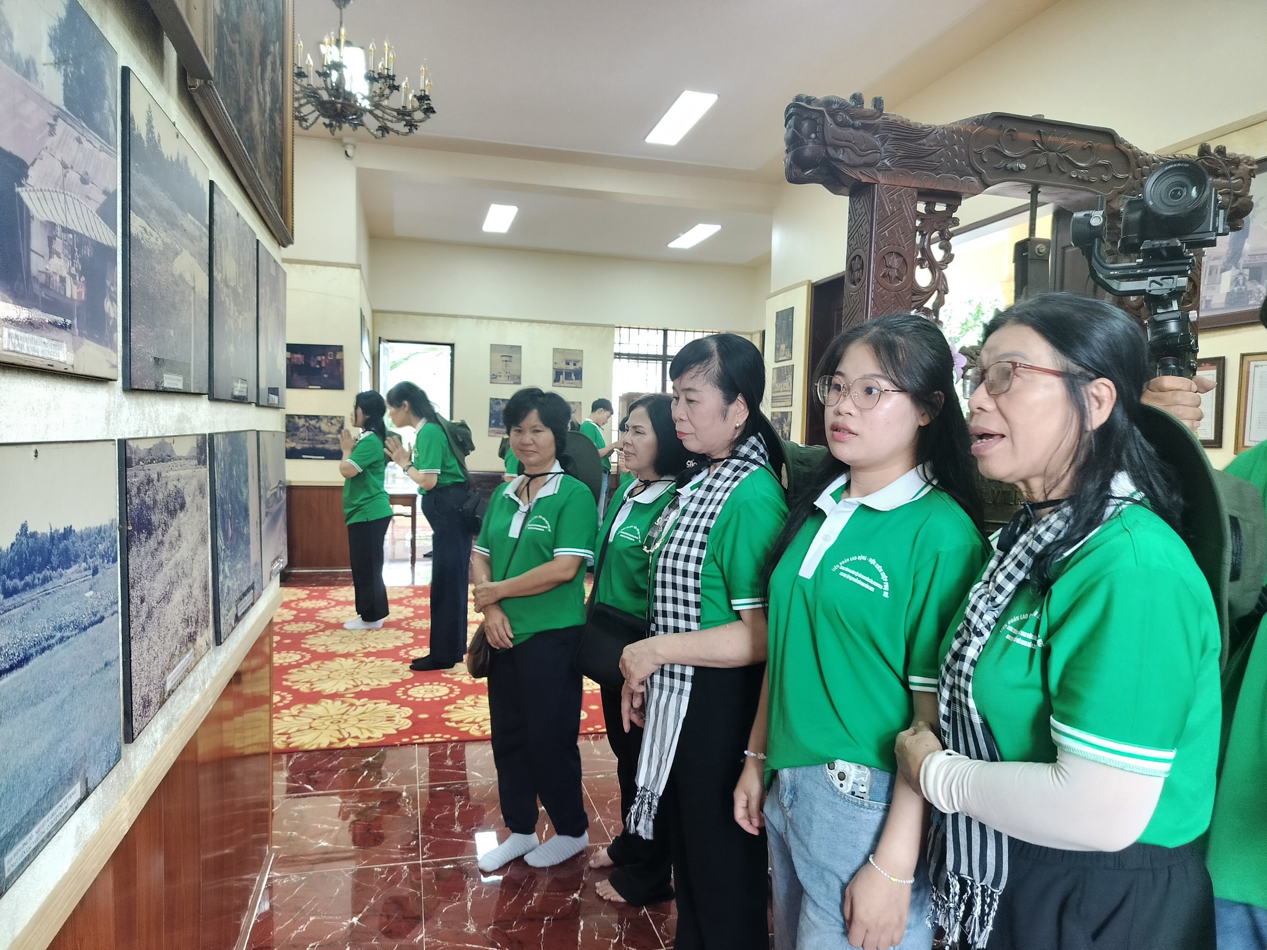 Sinh vi&ecirc;n L&agrave;o, Campuchia c&ugrave;ng gia đ&igrave;nh Việt d&acirc;ng hương tưởng nhớ Anh h&ugrave;ng liệt sĩ V&otilde; Thị S&aacute;u - Ảnh 4.