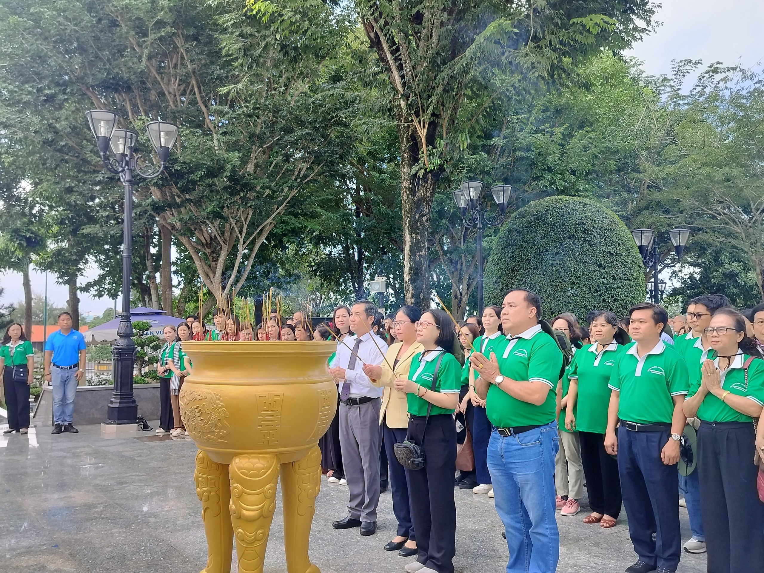 Sinh vi&ecirc;n L&agrave;o, Campuchia c&ugrave;ng gia đ&igrave;nh Việt d&acirc;ng hương tưởng nhớ Anh h&ugrave;ng liệt sĩ V&otilde; Thị S&aacute;u - Ảnh 1.