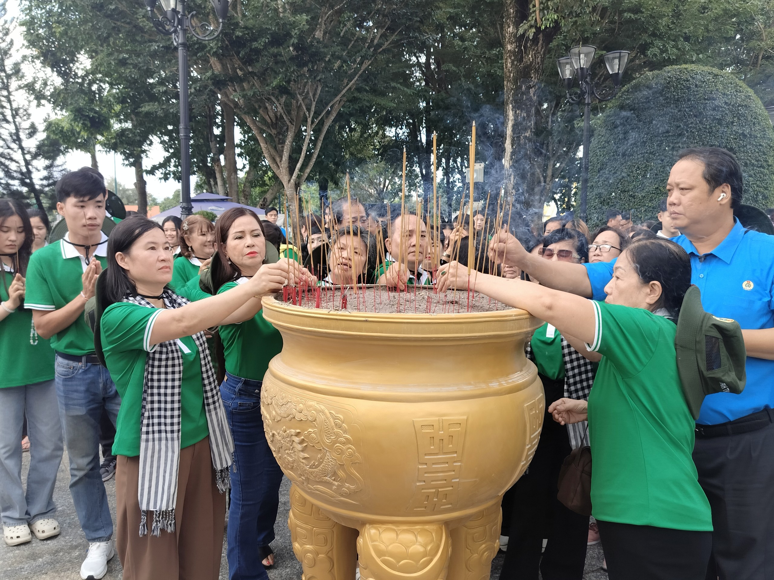 Sinh vi&ecirc;n L&agrave;o, Campuchia c&ugrave;ng gia đ&igrave;nh Việt d&acirc;ng hương tưởng nhớ Anh h&ugrave;ng liệt sĩ V&otilde; Thị S&aacute;u - Ảnh 2.