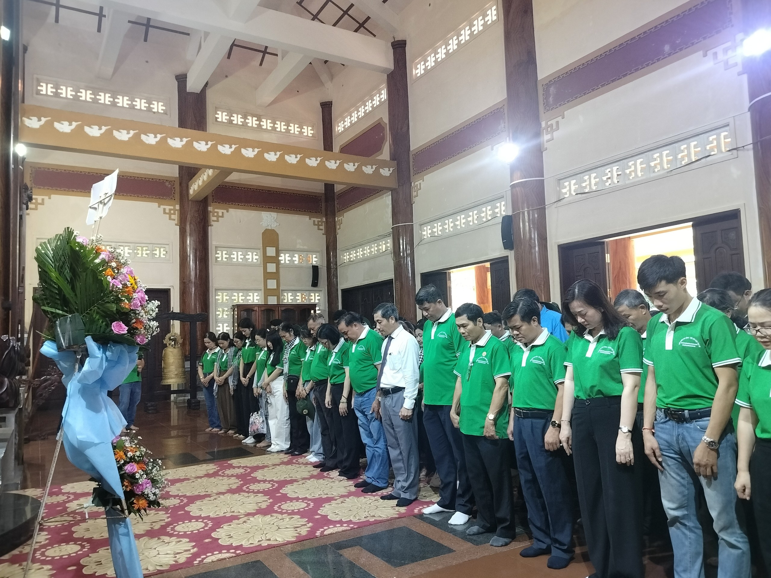 Sinh vi&ecirc;n L&agrave;o, Campuchia c&ugrave;ng gia đ&igrave;nh Việt d&acirc;ng hương tưởng nhớ Anh h&ugrave;ng liệt sĩ V&otilde; Thị S&aacute;u - Ảnh 5.