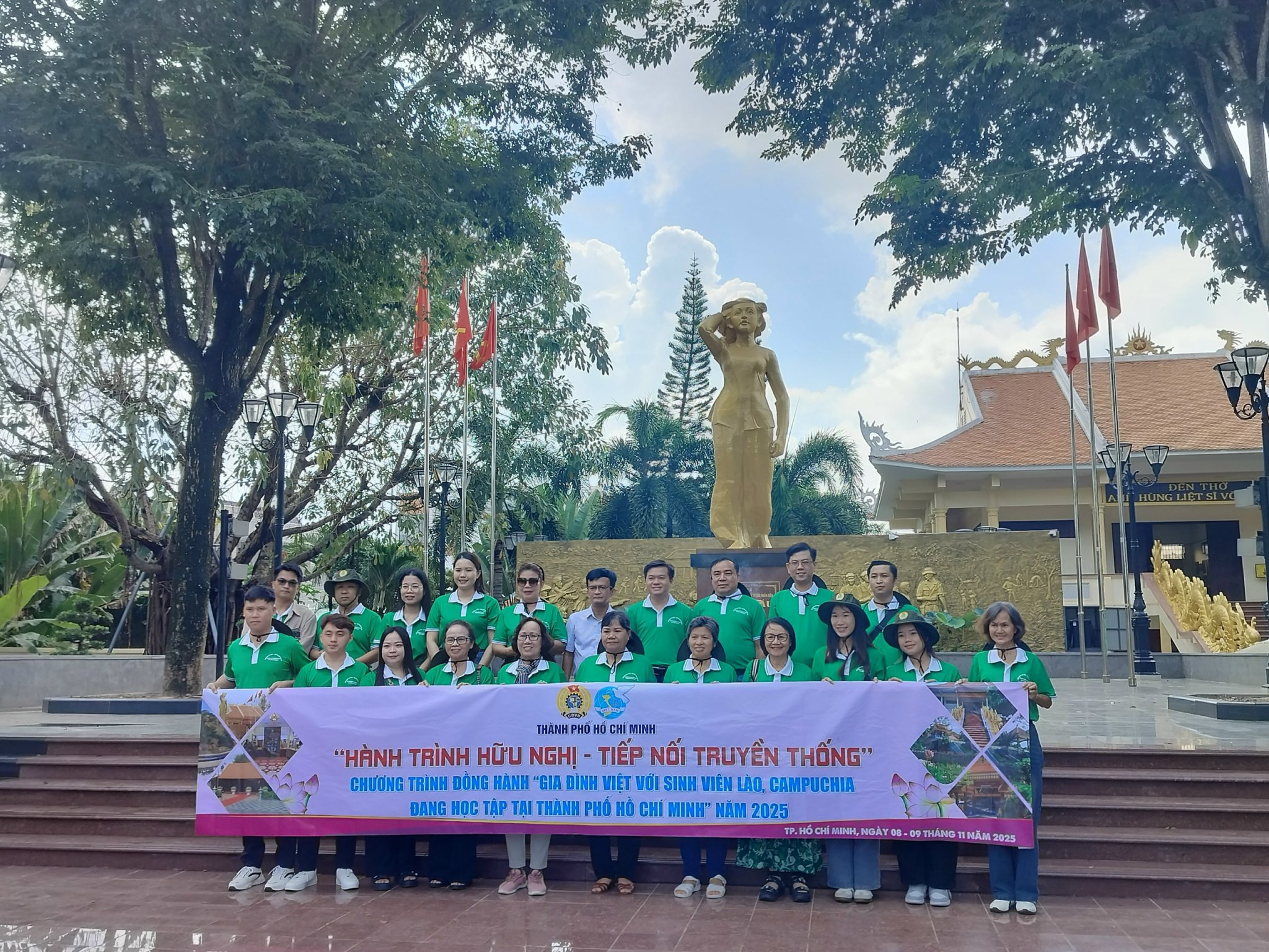 Sinh vi&ecirc;n L&agrave;o, Campuchia c&ugrave;ng gia đ&igrave;nh Việt d&acirc;ng hương tưởng nhớ Anh h&ugrave;ng liệt sĩ V&otilde; Thị S&aacute;u - Ảnh 3.