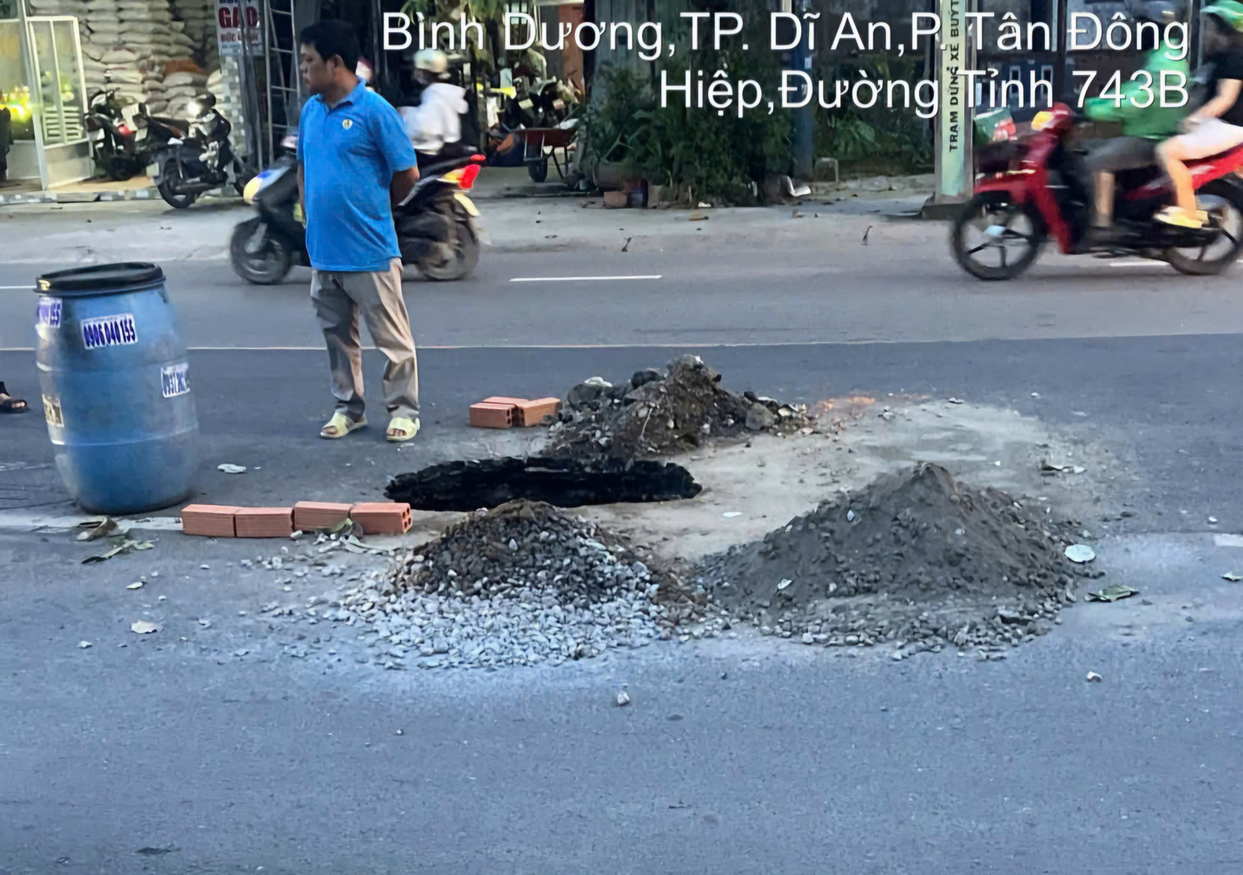 Chiếc hố sâu 2,5 mét xuất hiện, người dân 1 phường ở TP HCM liền cảnh báo khẩn cấp - Ảnh 3.