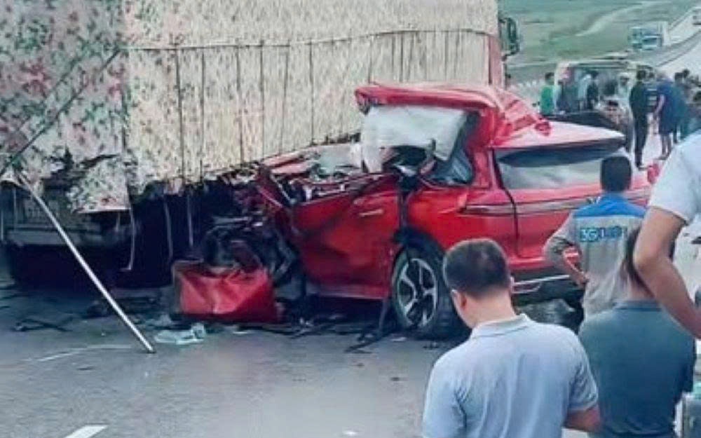 Xe ô tô 7 chỗ tông vào hông xe đầu kéo trên cao tốc, tài xế tử vong, 3 người khác bị thương