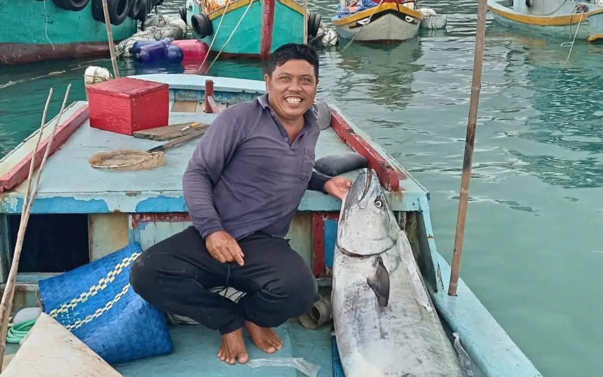 Một mình vật lộn giữa biển Phú Quý câu được "quái vật" cá thu gần 60 kg
