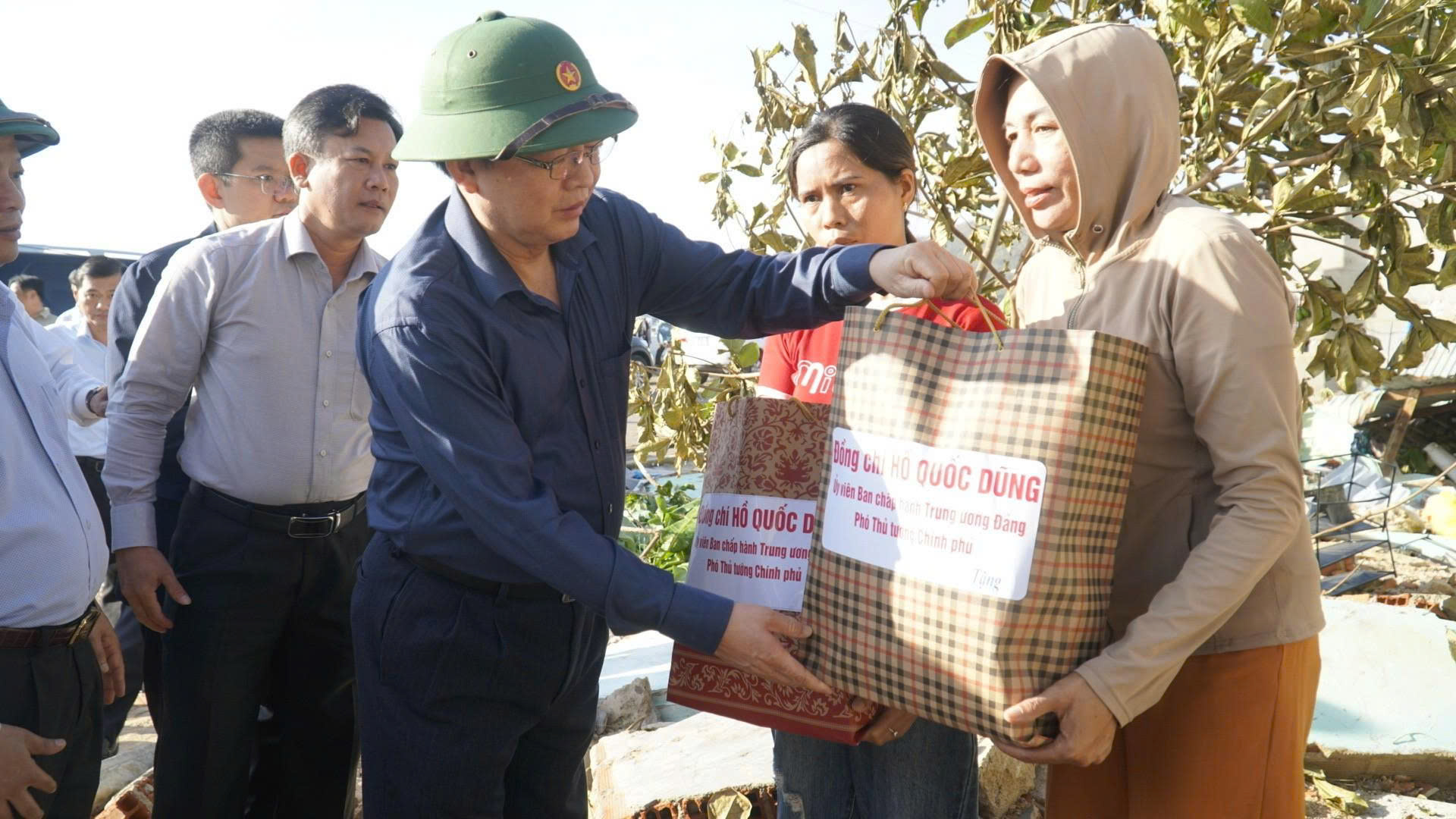 Dốc sức hỗ trợ người d&acirc;n v&ugrave;ng b&atilde;o lũ - Ảnh 2.